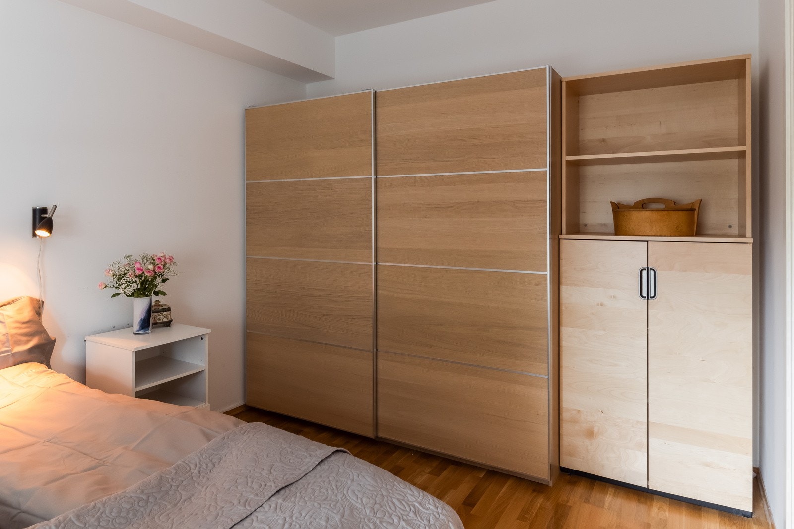God plass til dobbeltseng, garderobeskap, samt at det man har plass til et kontorhjørne. Galleribilde