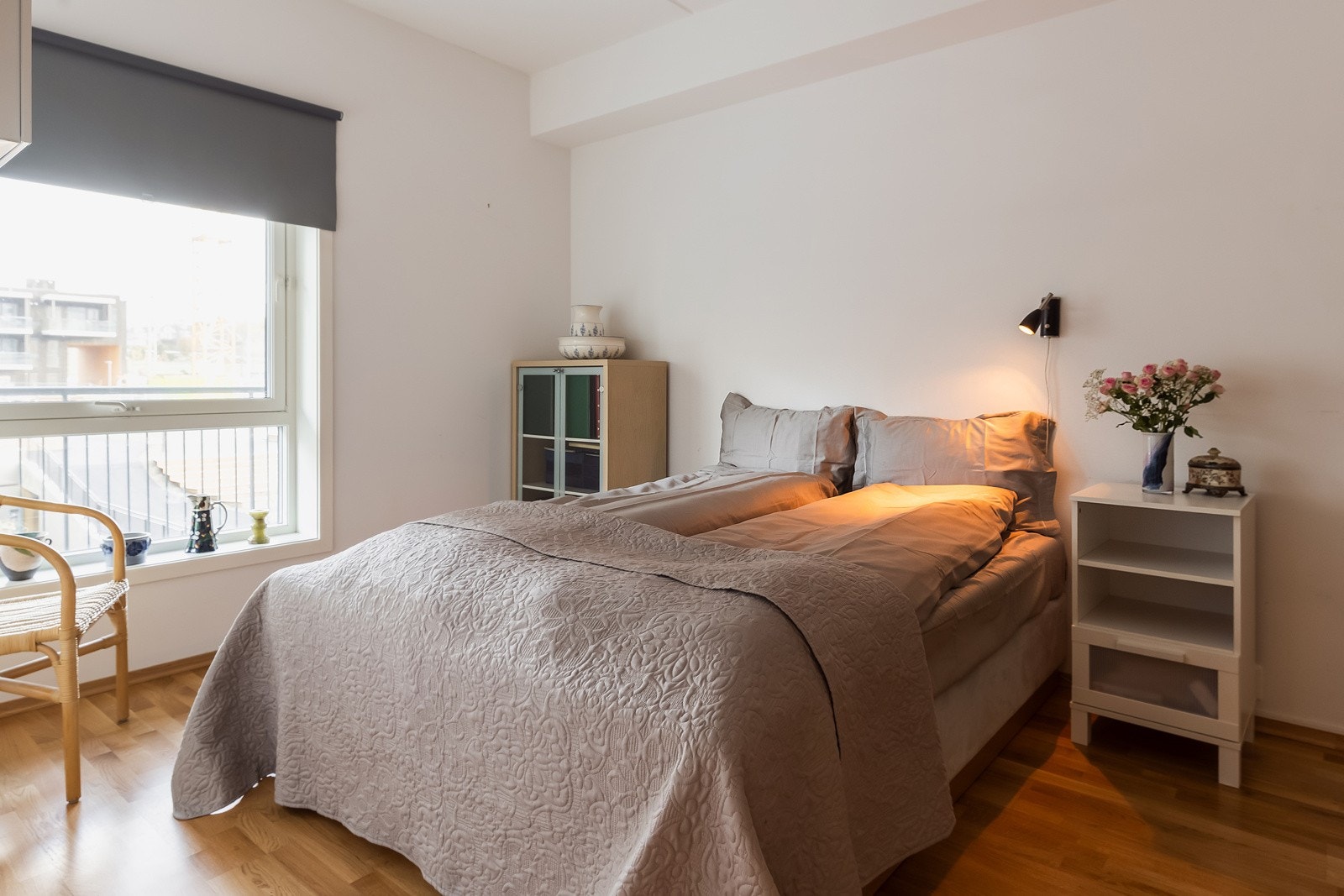 Boligen inneholder 2 soverom som ligger vendt mot svale omgivelser. Soverommene er på hele 12 m² og 6,9 m². Her fra soverommet på 12 m². Galleribilde