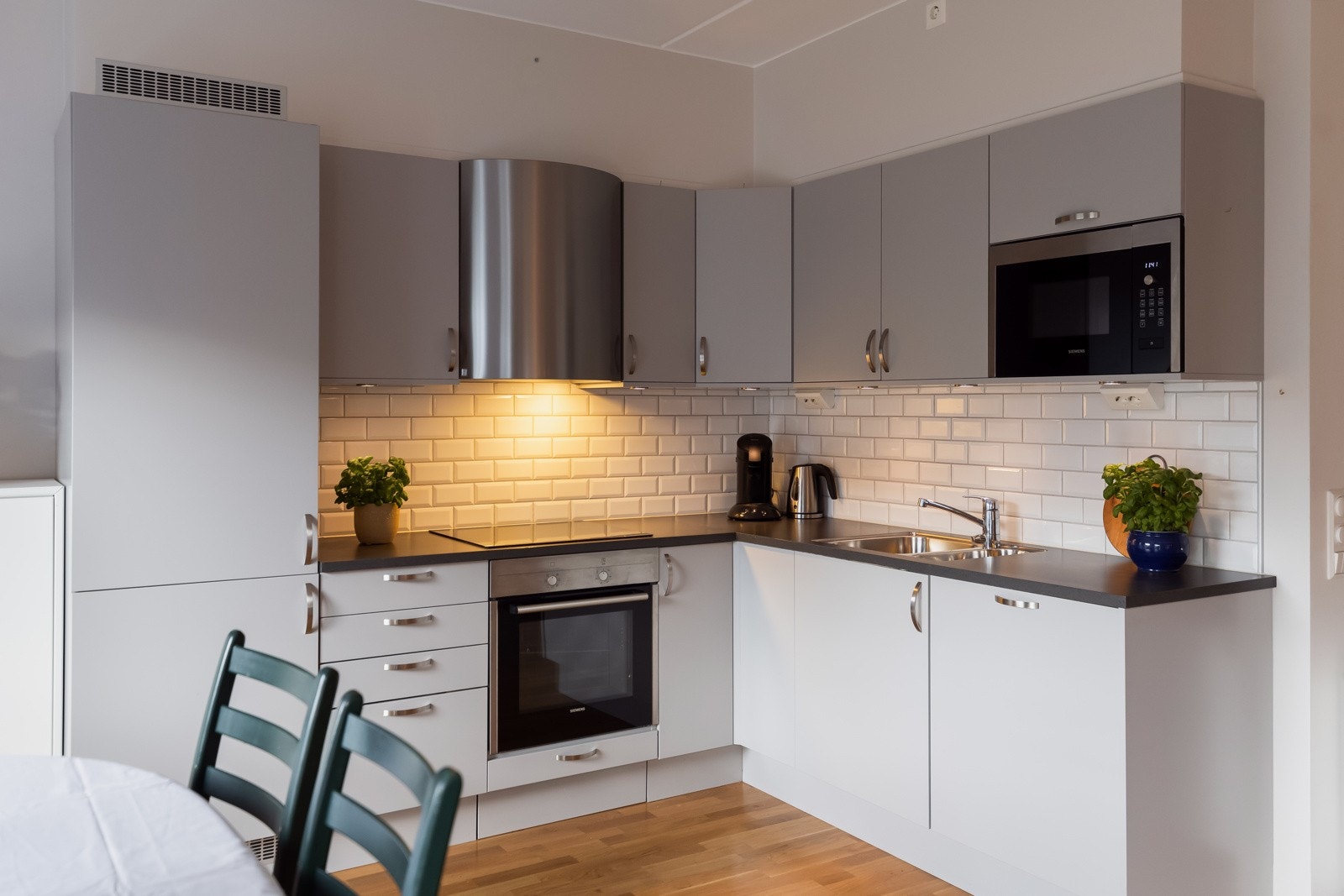 Moderne og funksjonelt kjøkken fra kvalitetsleverandøren HTH med integrerte hvitevarer. Kjøkkenet er fra byggeåret i 2017, downlights under kjøkkenskap. Galleribilde