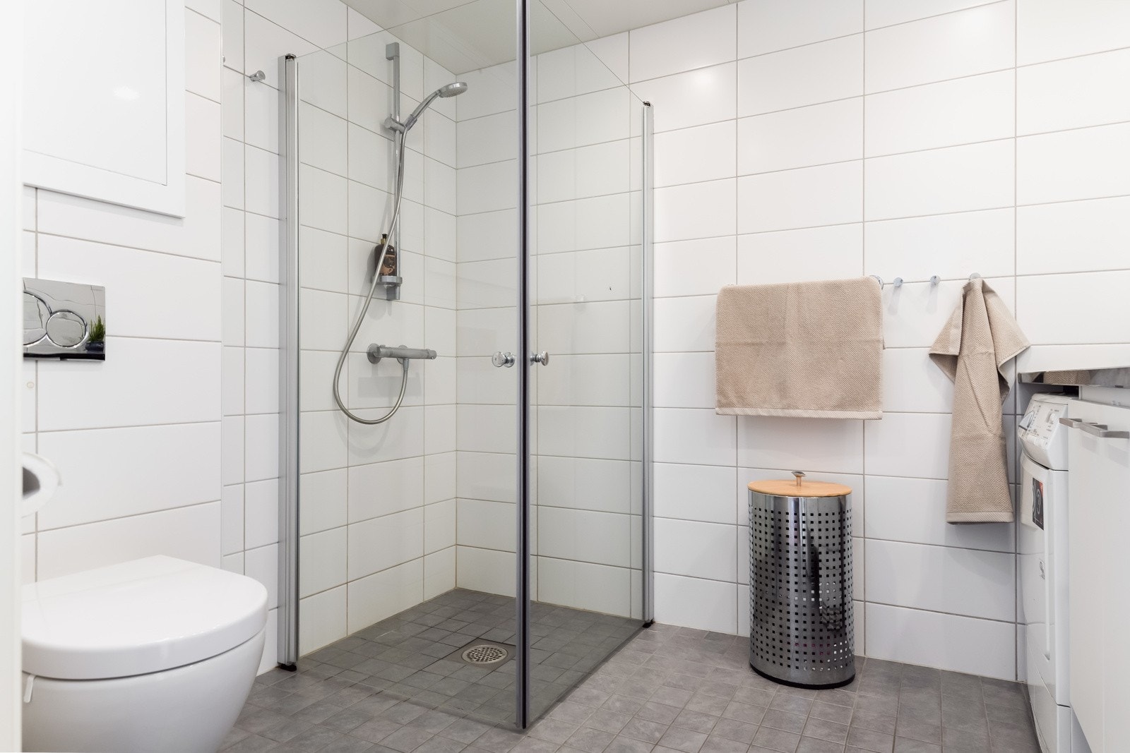 Badet som også er fra byggeåret i 2017, er på 5,3 m². Det har flis på gulv med varmekabler, flis på vegger og malt slett himling med downlights i tak. Galleribilde