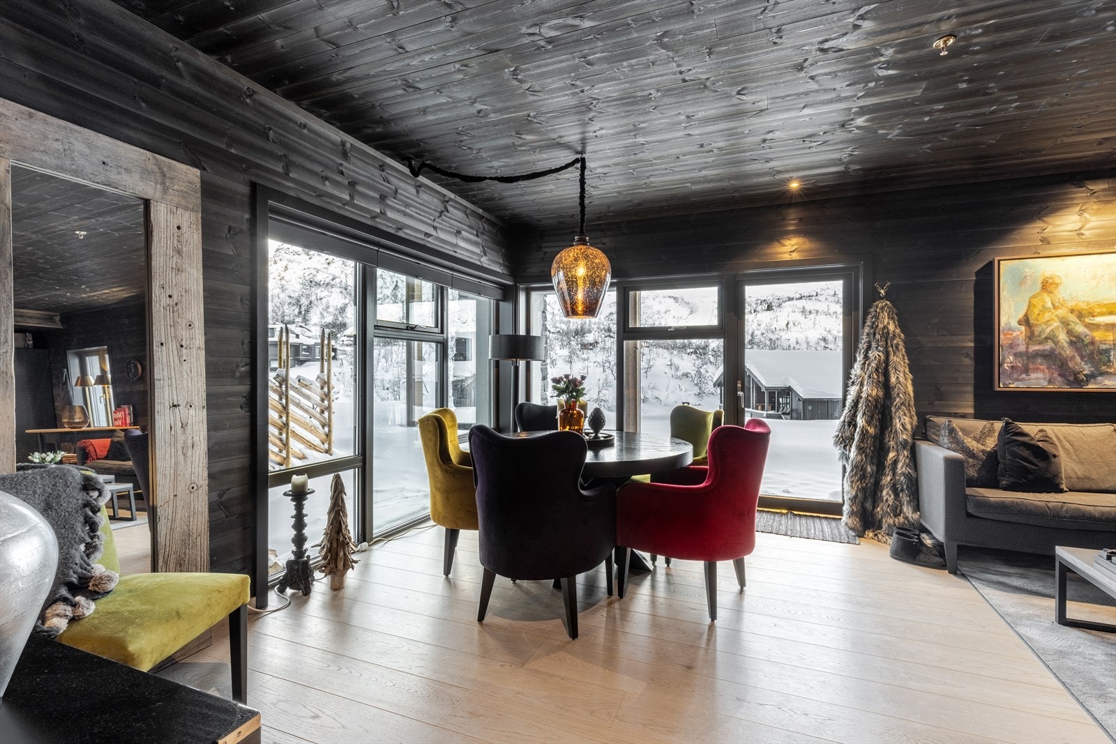 Leiligheten har en åpen og sosial løsning med utgang til stor veranda. Galleribilde