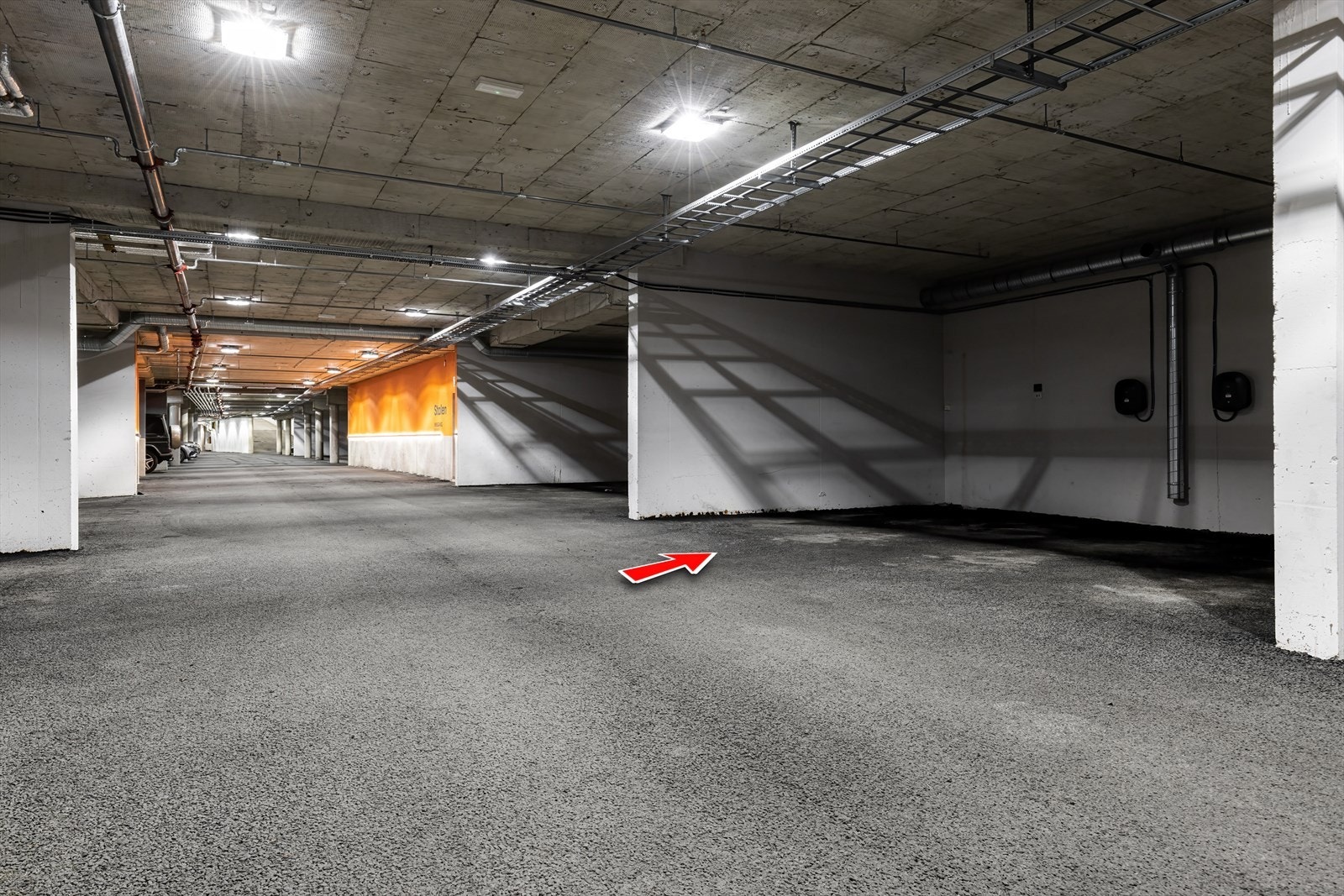 Garasjeplass i oppvarmet parkeringskjeller. Galleribilde