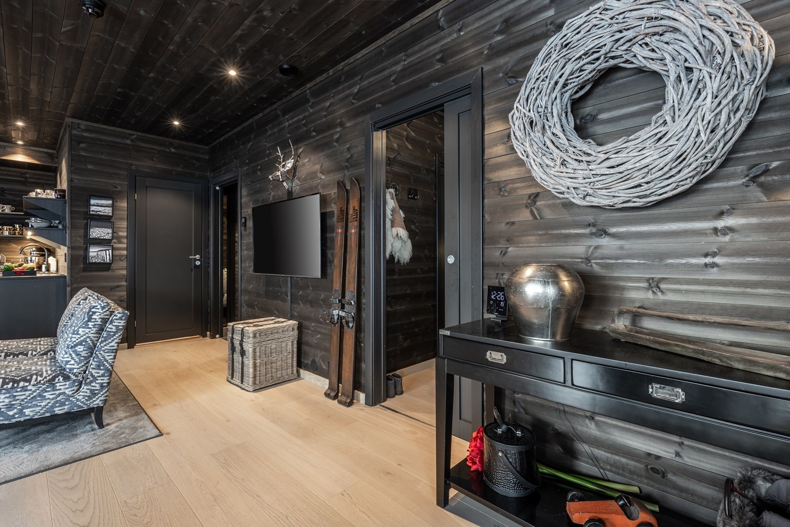 Fra oppholdsrom/spisestue mot hovedsoverom. Galleribilde