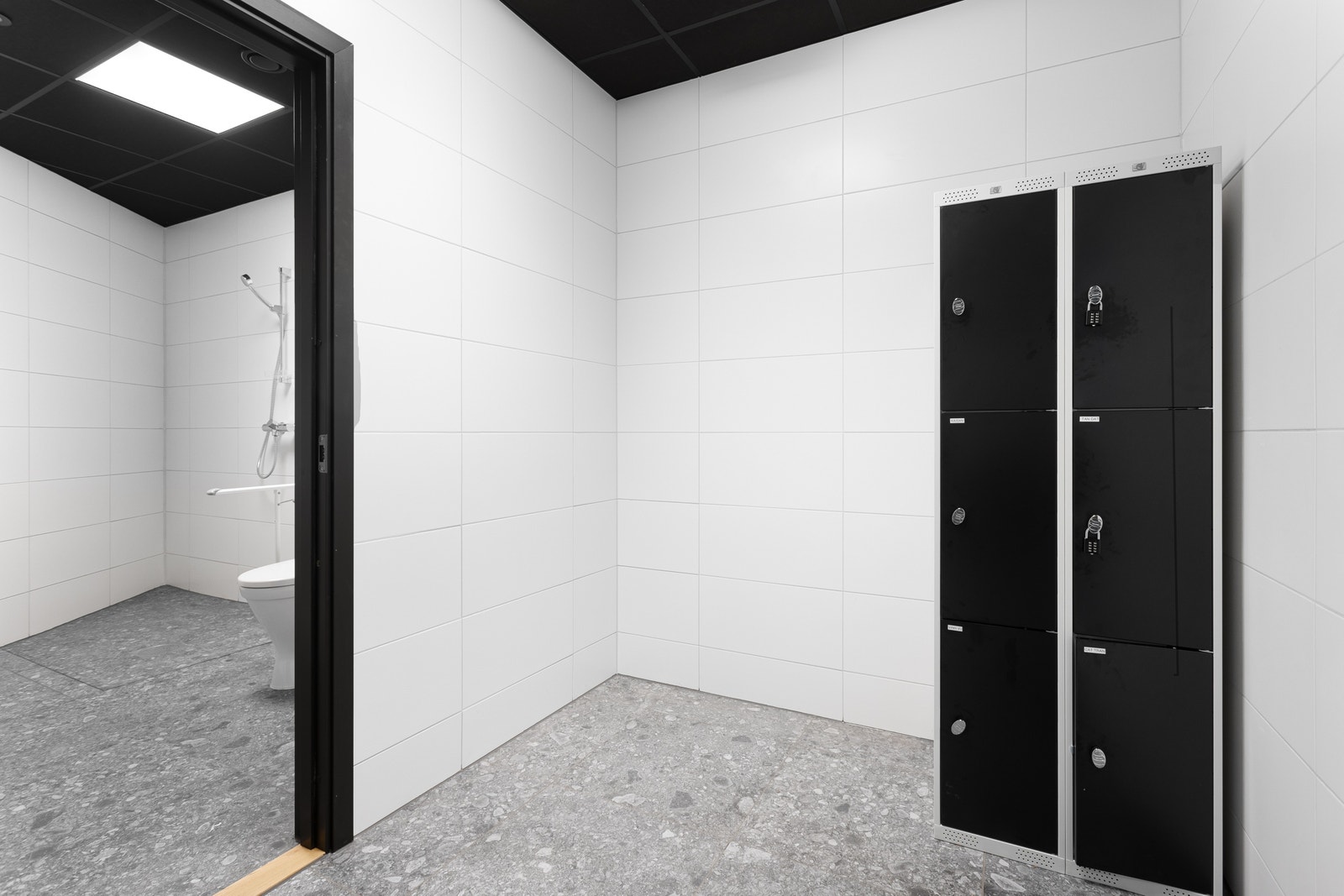 Garderober med toalett for butikkene Galleribilde