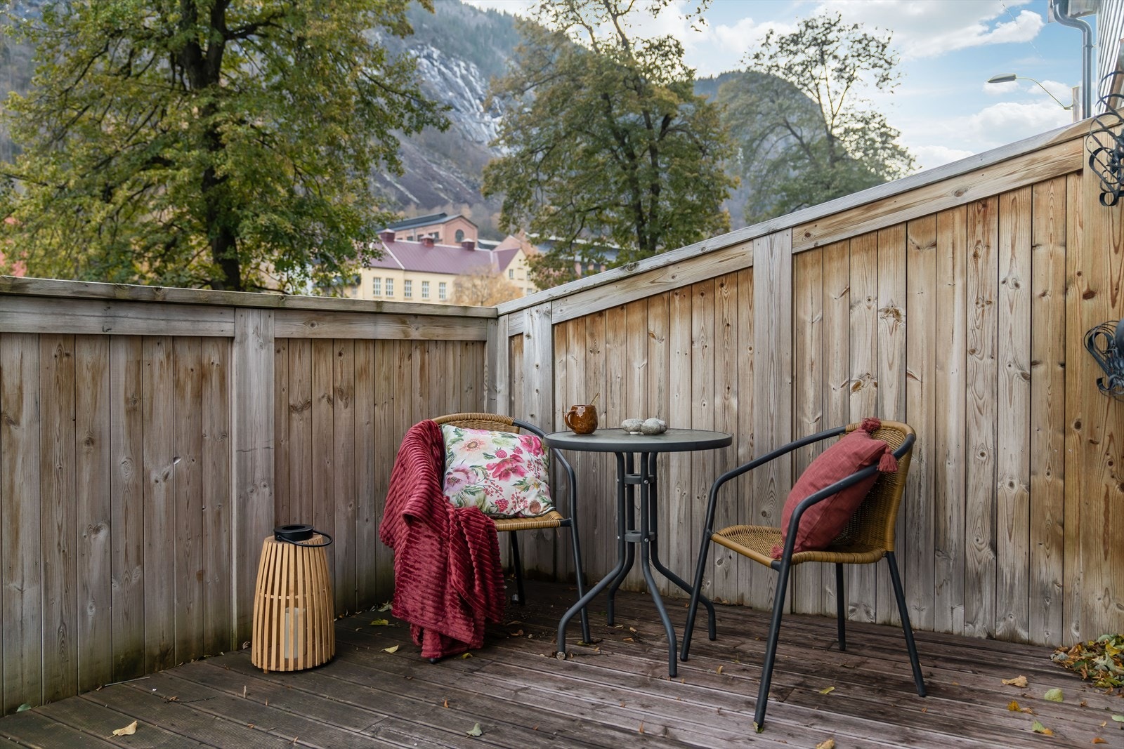 Selger forteller at det er gode solforhold igjennom hele dagen sommerstid. Galleribilde