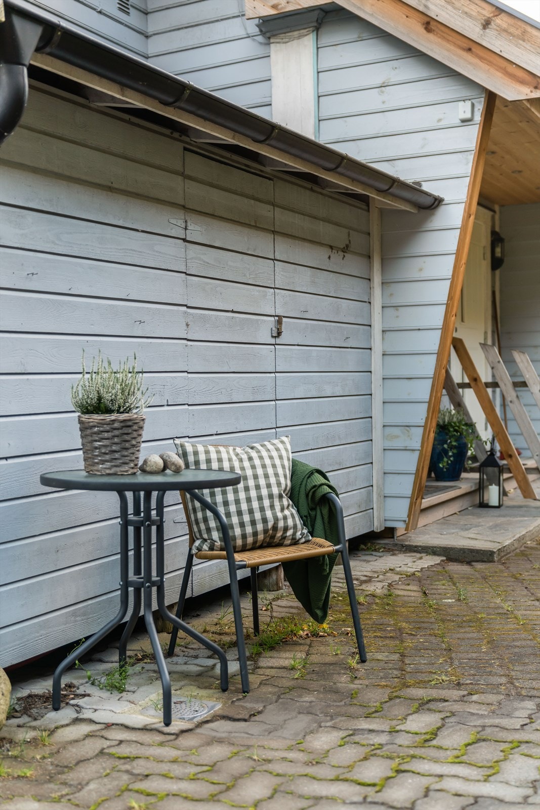 Utvendig bod er oppført uten at dette er søkt om og uten at eventuell nødvendig godkjennelse er gitt av kommunen. Galleribilde