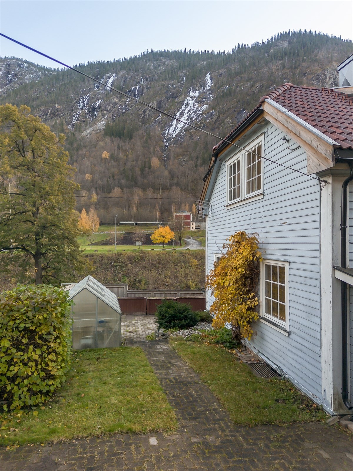 Boligen ligger sentralt i Flekkebyen på Rjukan med kort vei til sentrum og alle fasiliteter. Galleribilde