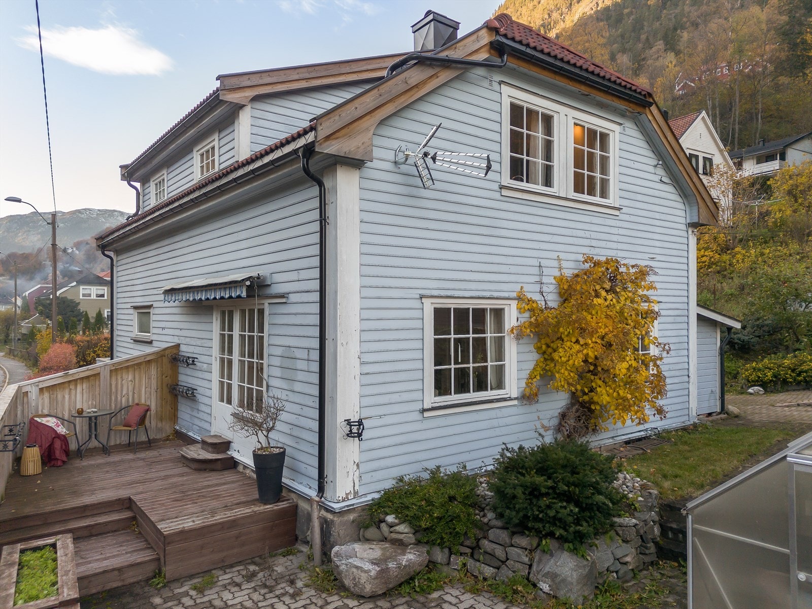 Terrassen er lun og fin, med plass til utemøbler og grill. Galleribilde