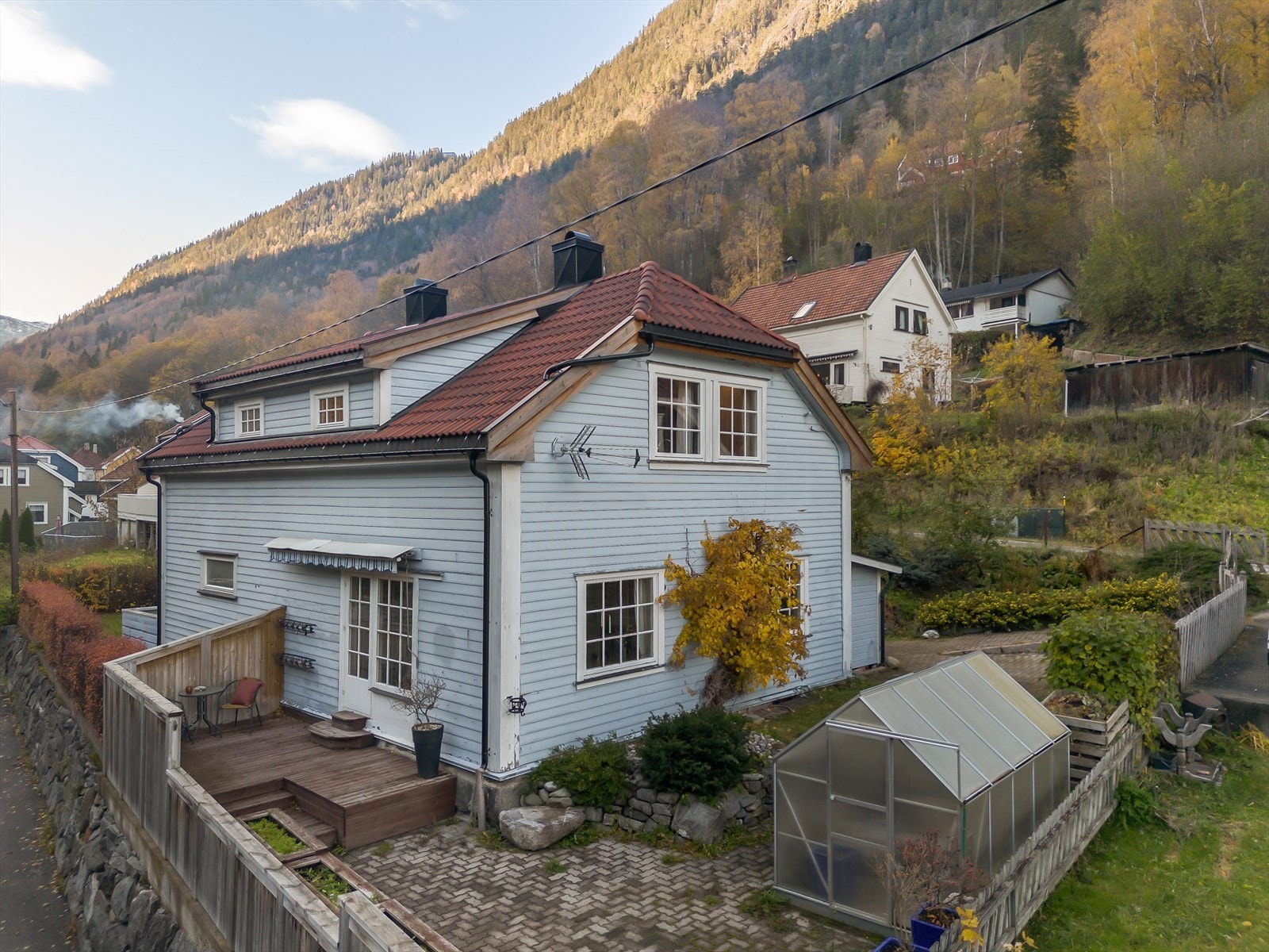 Du kan gå til Krossobanen og ta gondolbanen opp til Gvepseborg, gå innover Hardangervidda eller kose deg i klatreparken der oppe. Galleribilde