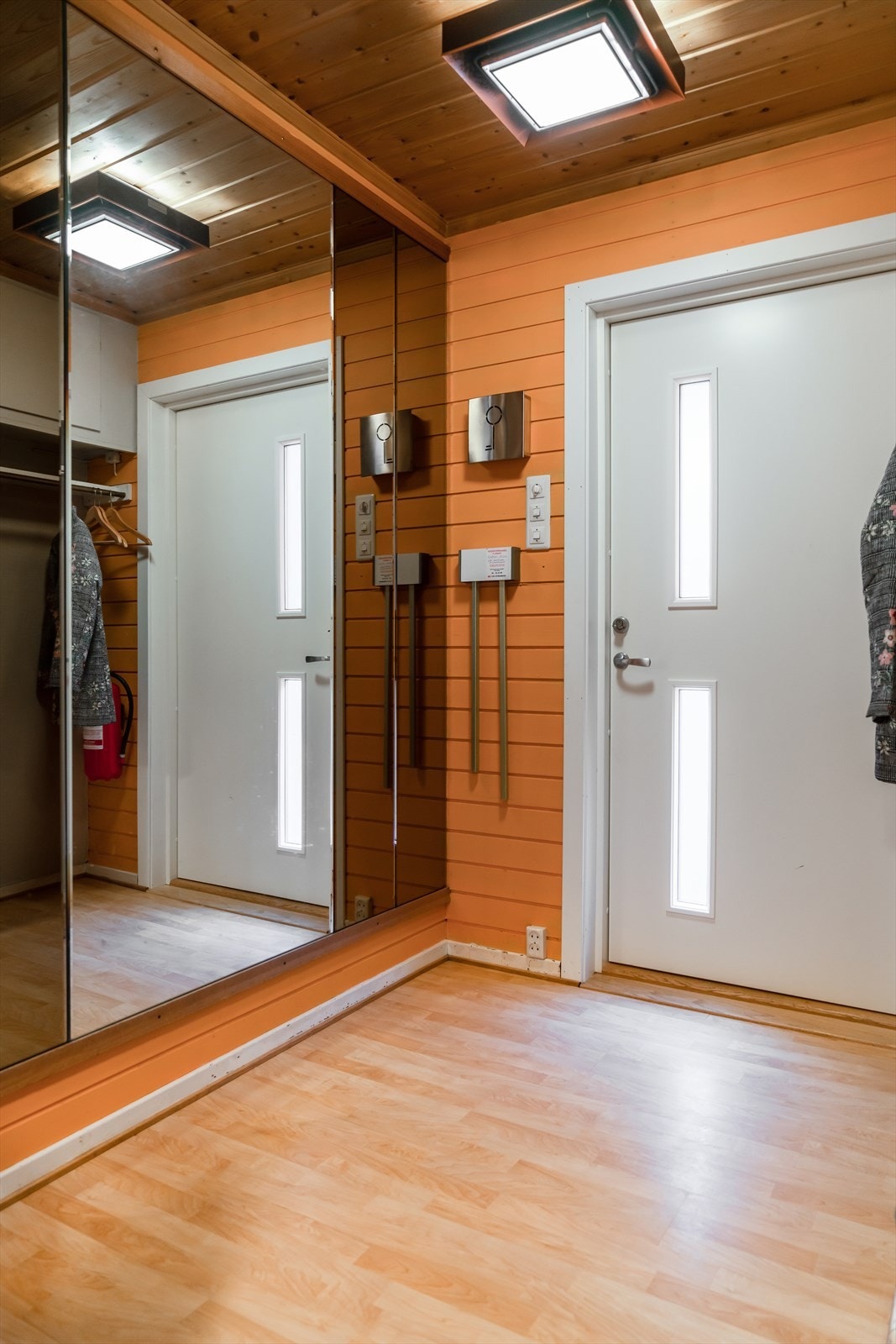 Hyggelig entre som ønsker velkommen inn, hvor det er plass til sko og yttertøy. Galleribilde
