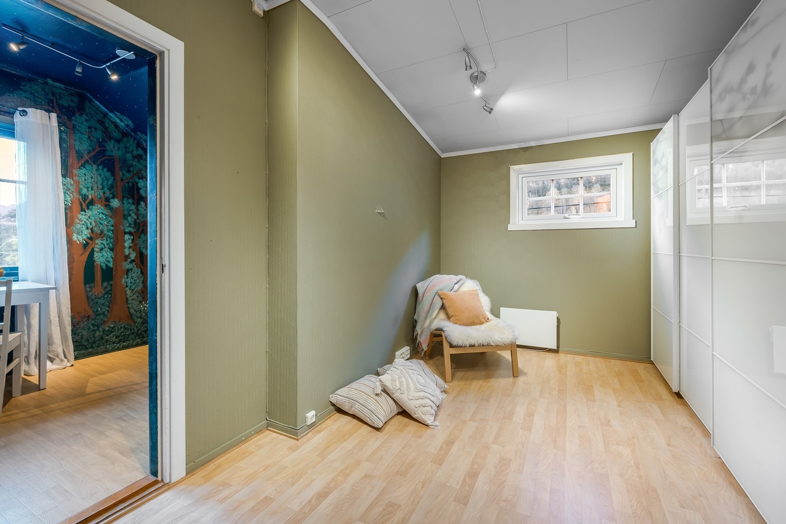 Soverom 3 er noe mindre, og har gjennomgang til soverom 2. Rommet innehar stor garderobeløsning. Galleribilde