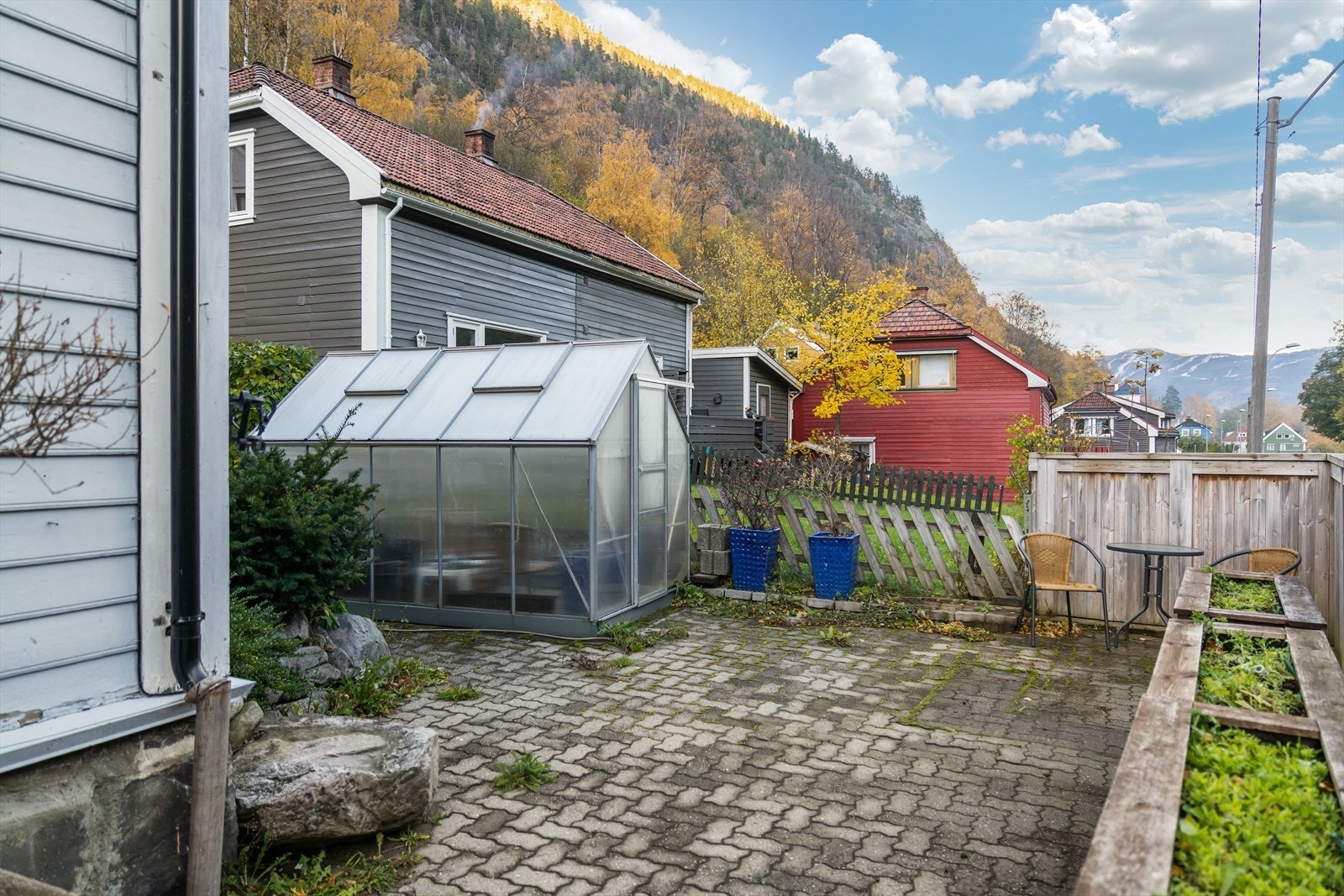 Det er belegningsstein ved inngangsparti, langs siden av boligen og foran terrasse. Galleribilde