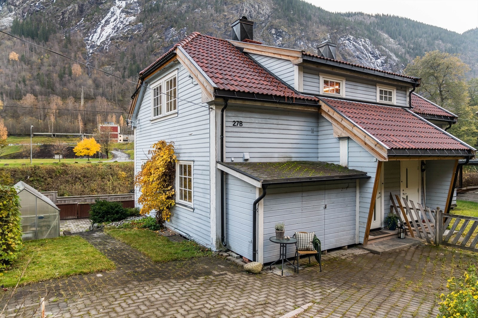 Lys og trivelig halvpart av vertikaldelt tomannsbolig, beliggende i Flekkebyen på Rjukan med kort vei til sentrum og alle fasiliteter. Galleribilde
