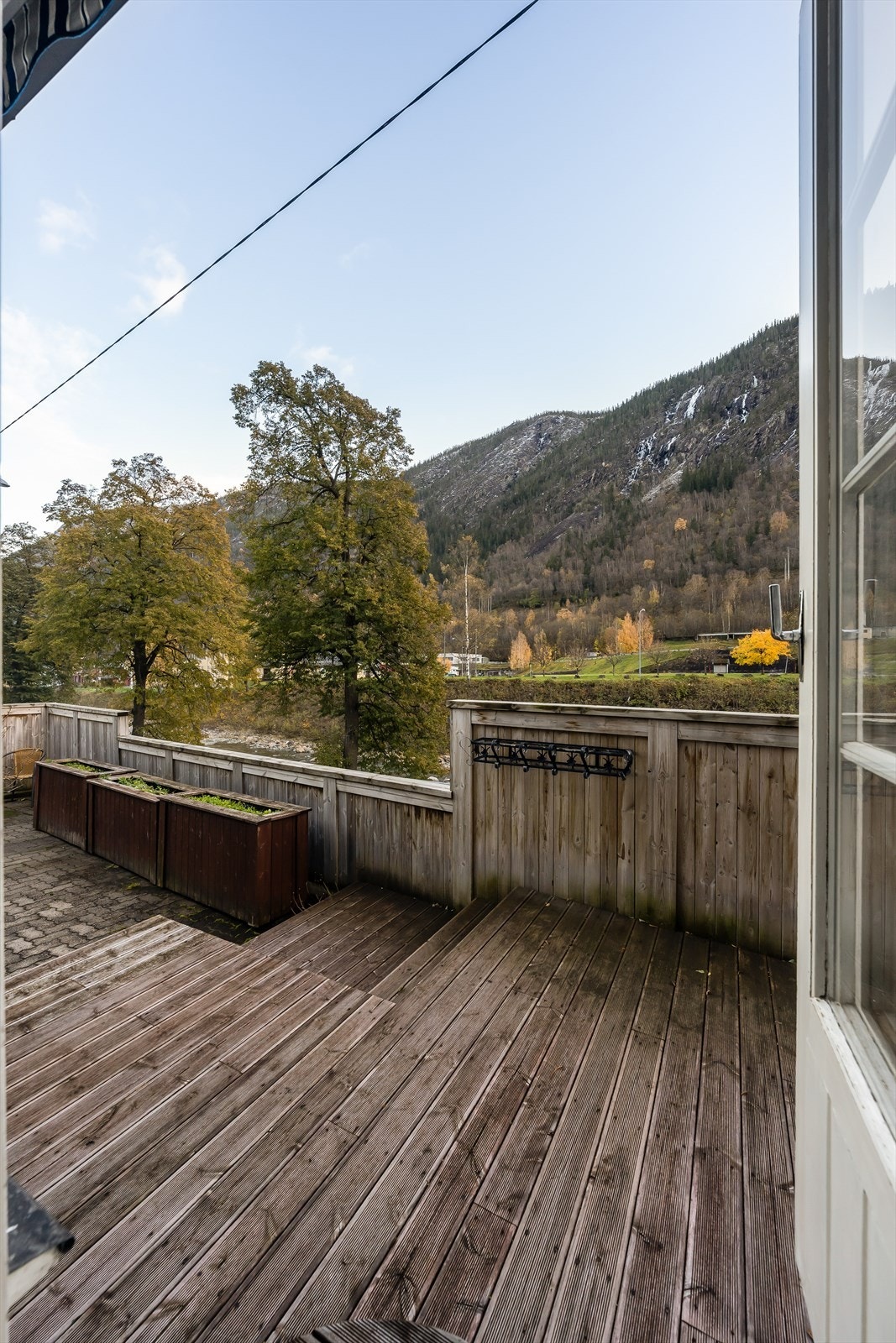 Fra stuen er det utgang til en lun terrasse med god plass til utemøbler og grill. Galleribilde
