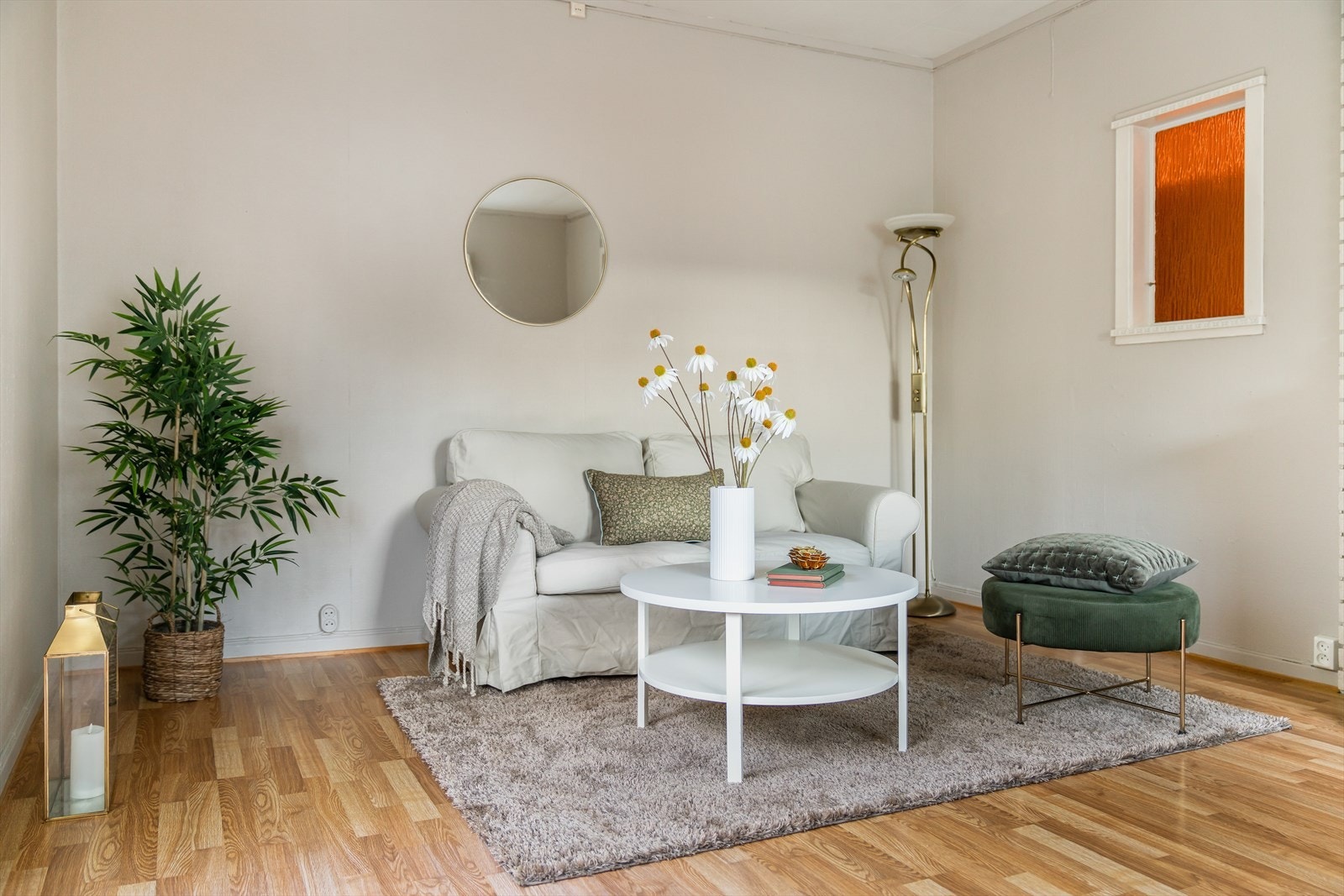 I stuen er det en vedfyrt kamin for lun varme på kaldere dager. Galleribilde