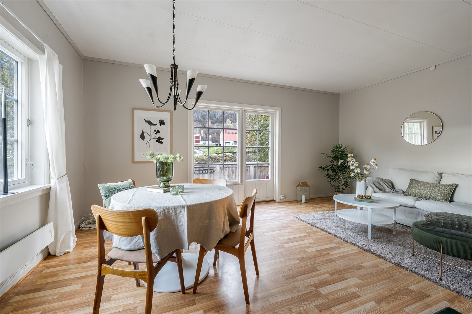 Boligen har en lys og fin stue med god plass til både sofa og spisebord. Galleribilde