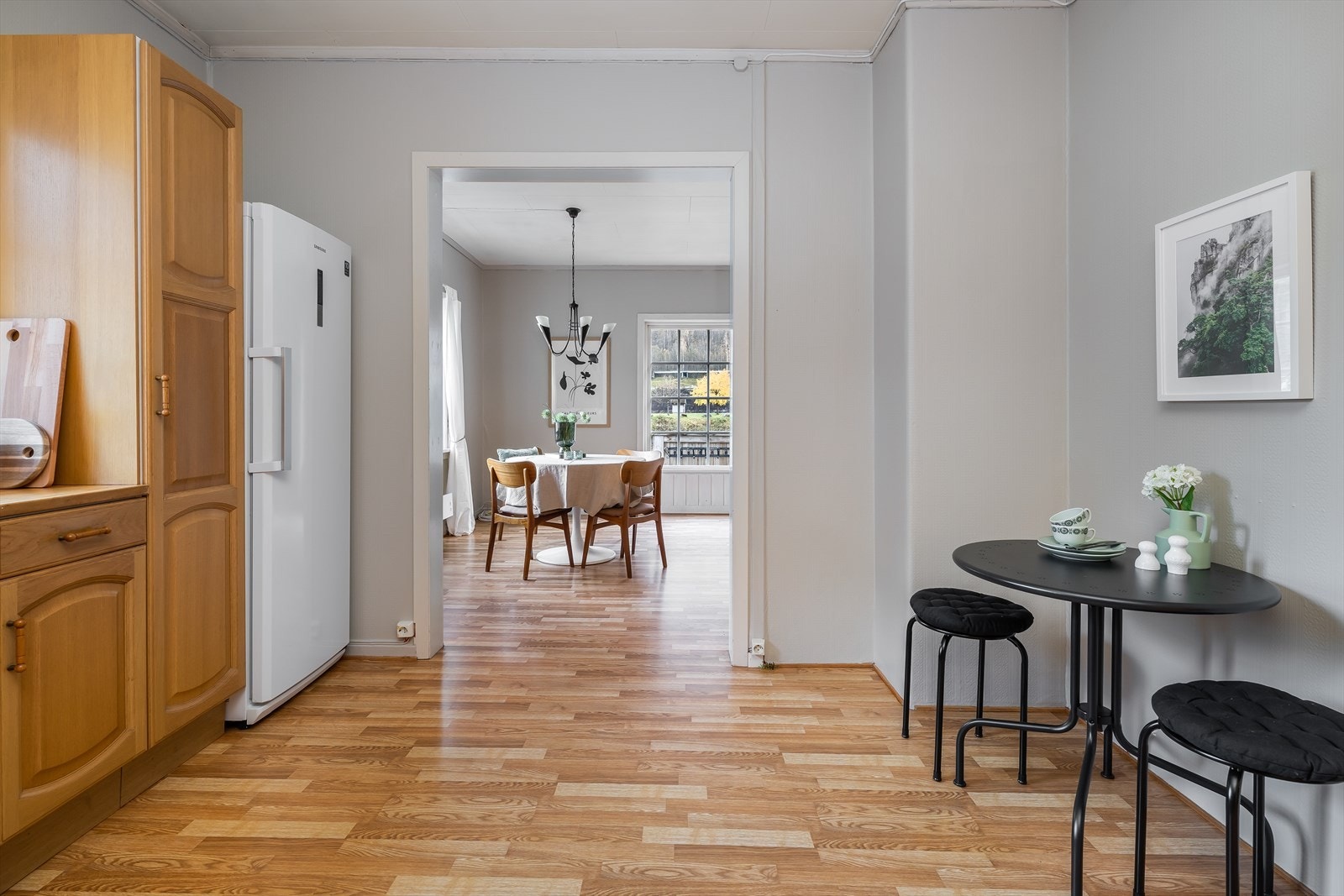 Det medfølger eldre kjøleskap, oppvaskmaskin, micro og komfyr. Samt ventilator med avtrekk ut. Galleribilde