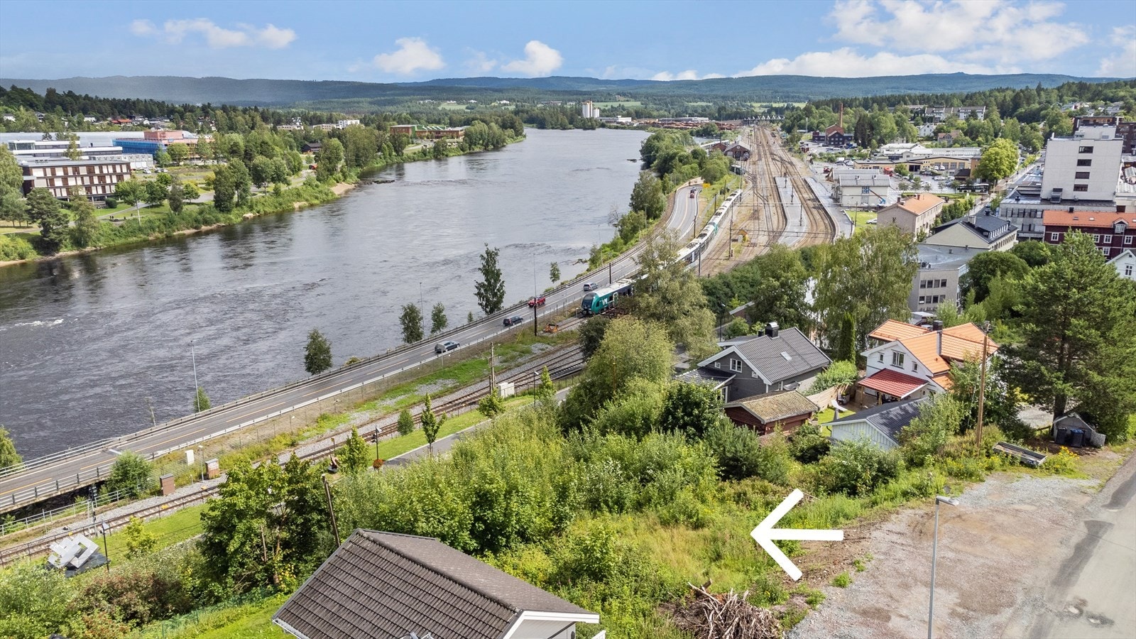Det er kun 5 minutters gange til togstasjonen, hvor det går jevnlige avganger mot Oslo og Asker. Galleribilde