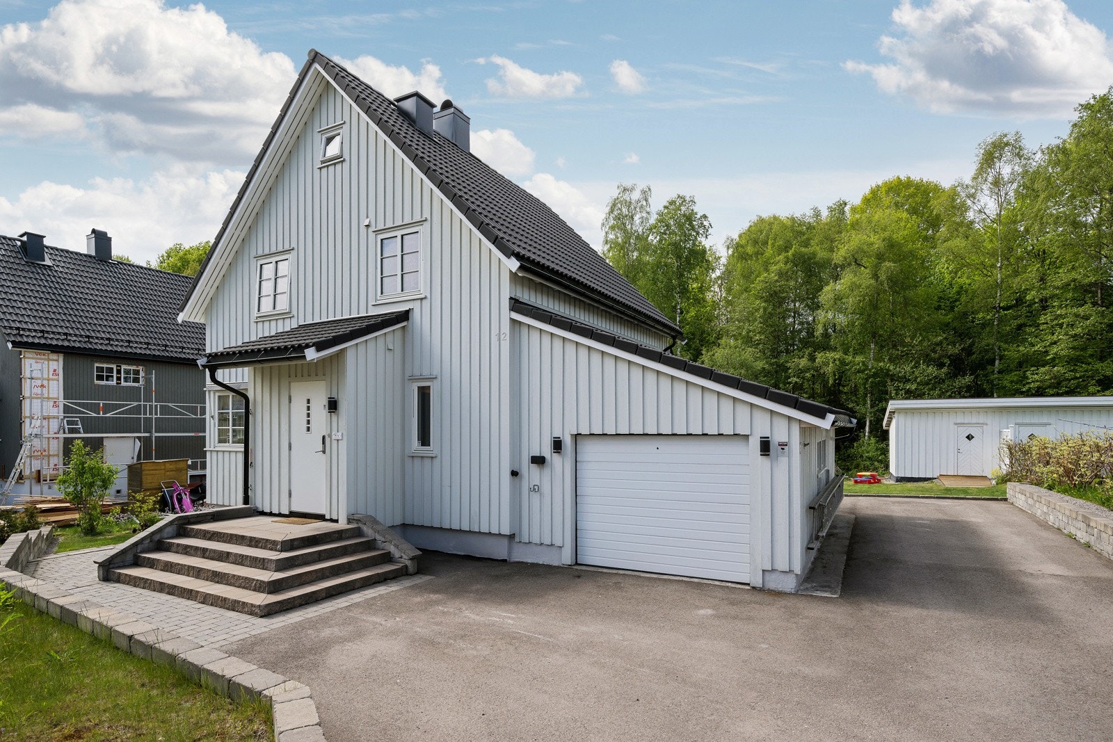 For de med flere biler er det praktisk med stor gårdsplass for i tillegg til en tilbygget enkeltgarasje med leddport Galleribilde