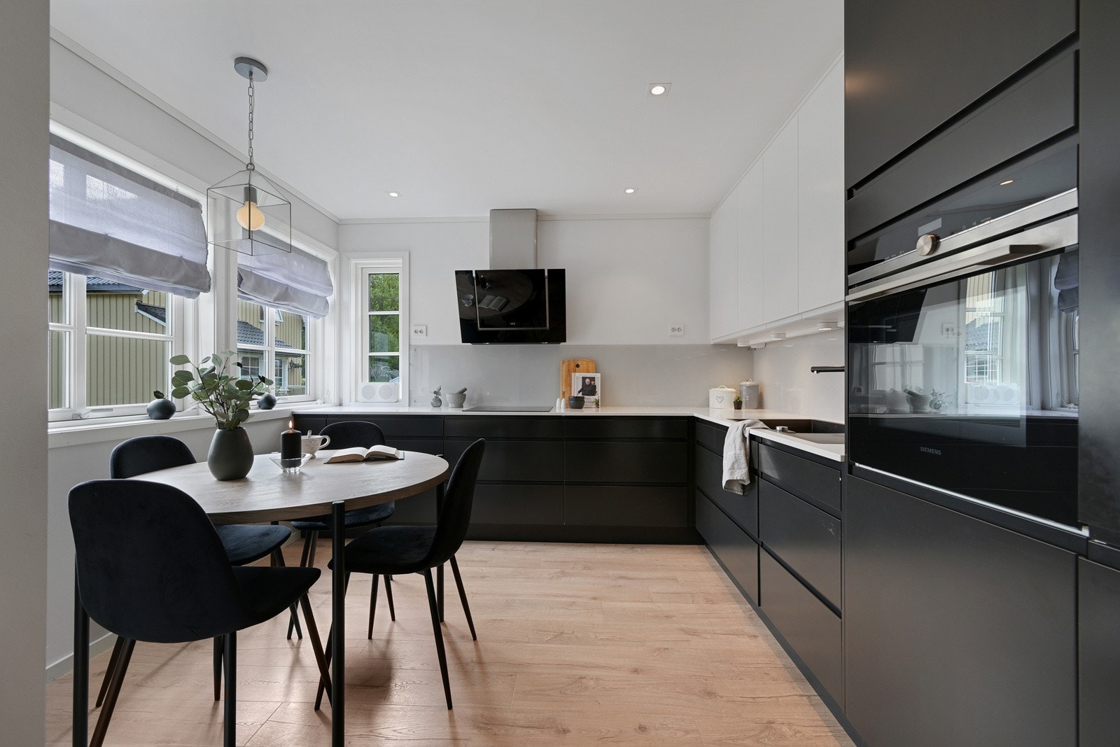 Huseby-kjøkkeninnredning fra 2018 som består av slette lyse & mørke skapfronter og benkeplate i kvarts/silestone Galleribilde
