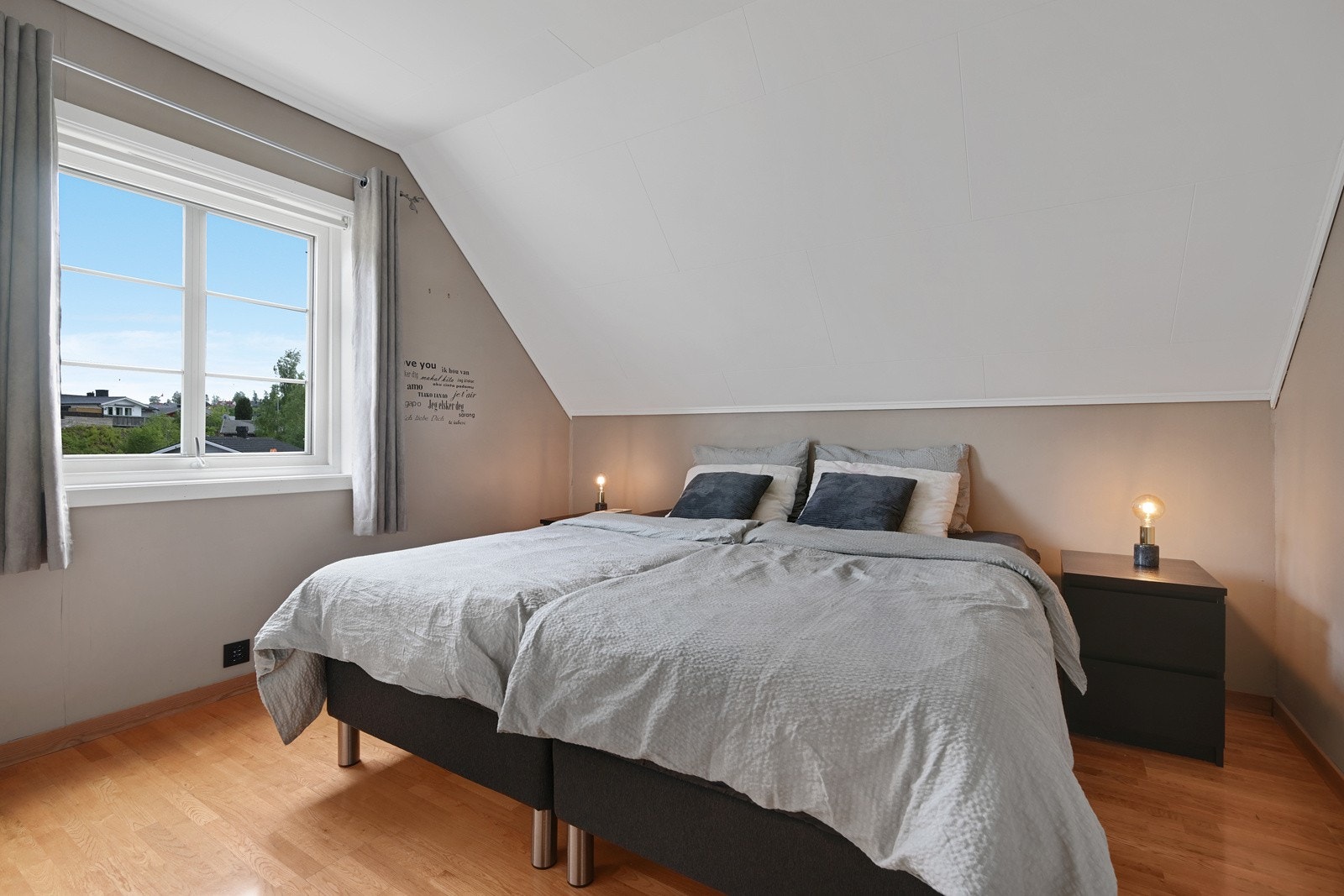 Boligen har 3 gode soverom. Hovedsoverommet er romslig med plass til dobbeltseng og nattbord på hver side Galleribilde