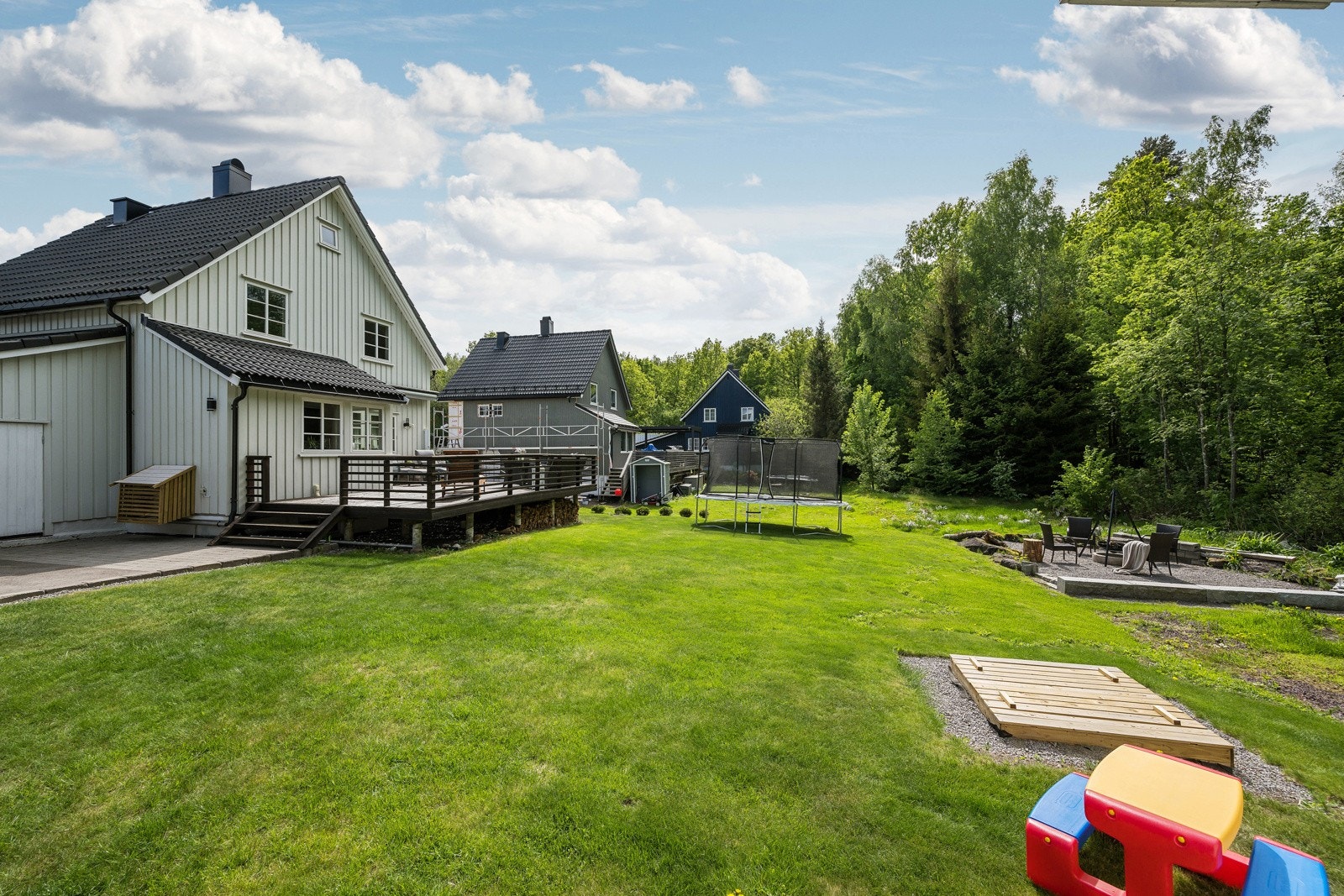Frodig hage med mye plass for barna å løpe rundt i Galleribilde