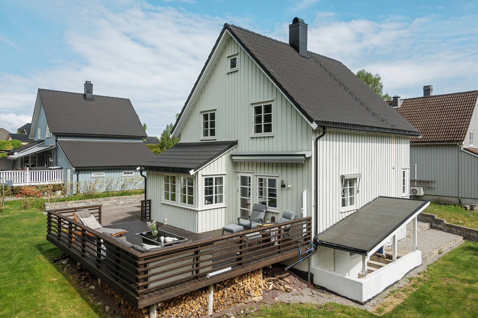Velkommen til Almestien 12! En særdeles trivelig enebolig over 2 plan samt underetasje med en solrik og flat tomt Galleribilde