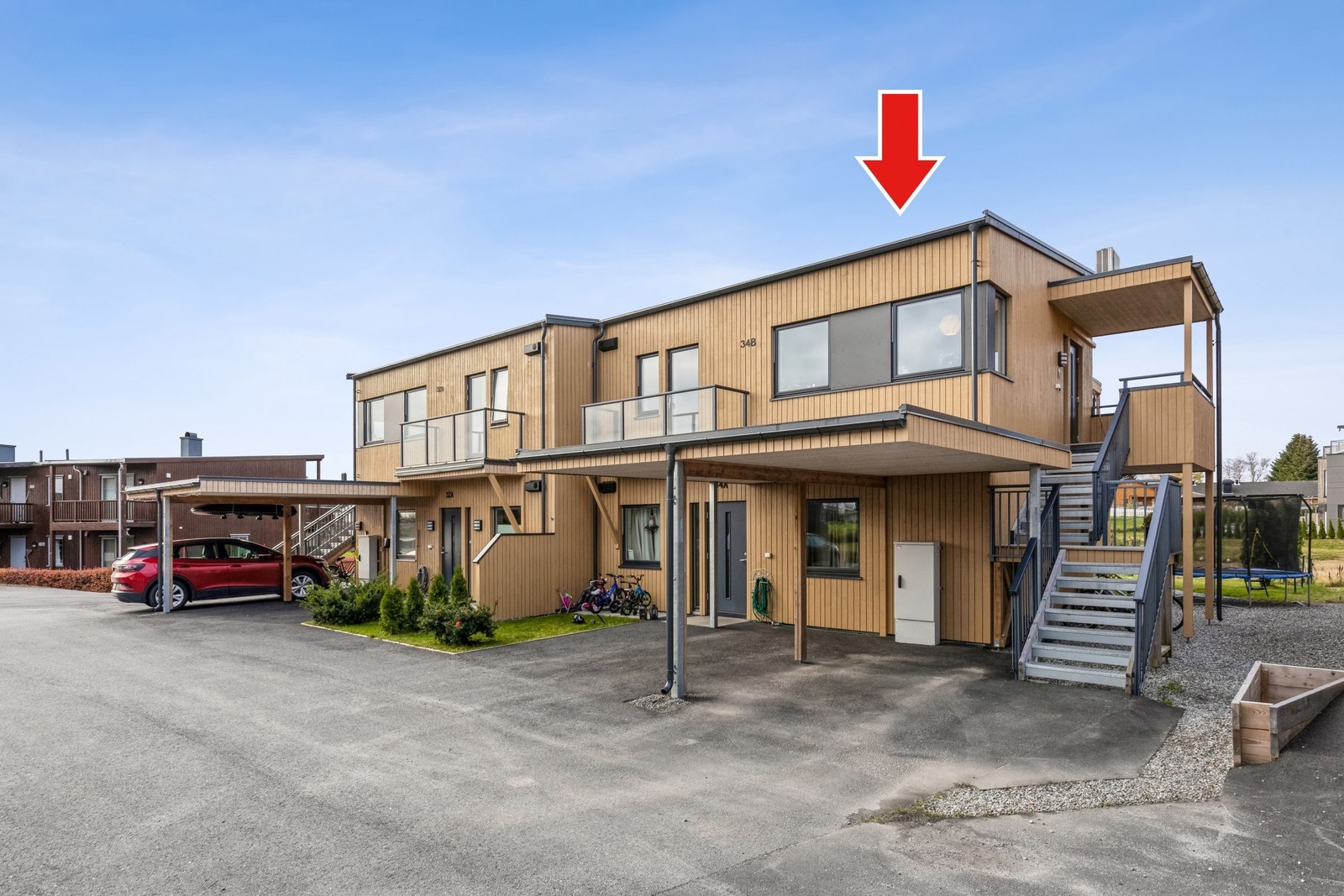 Leiligheten har carport ved siden av privat trappeadkomst til overbygd inngangsparti. Leiligheten har også en egen utvendig bod i felles bodrekke tvers ovenfor carporten. Galleribilde