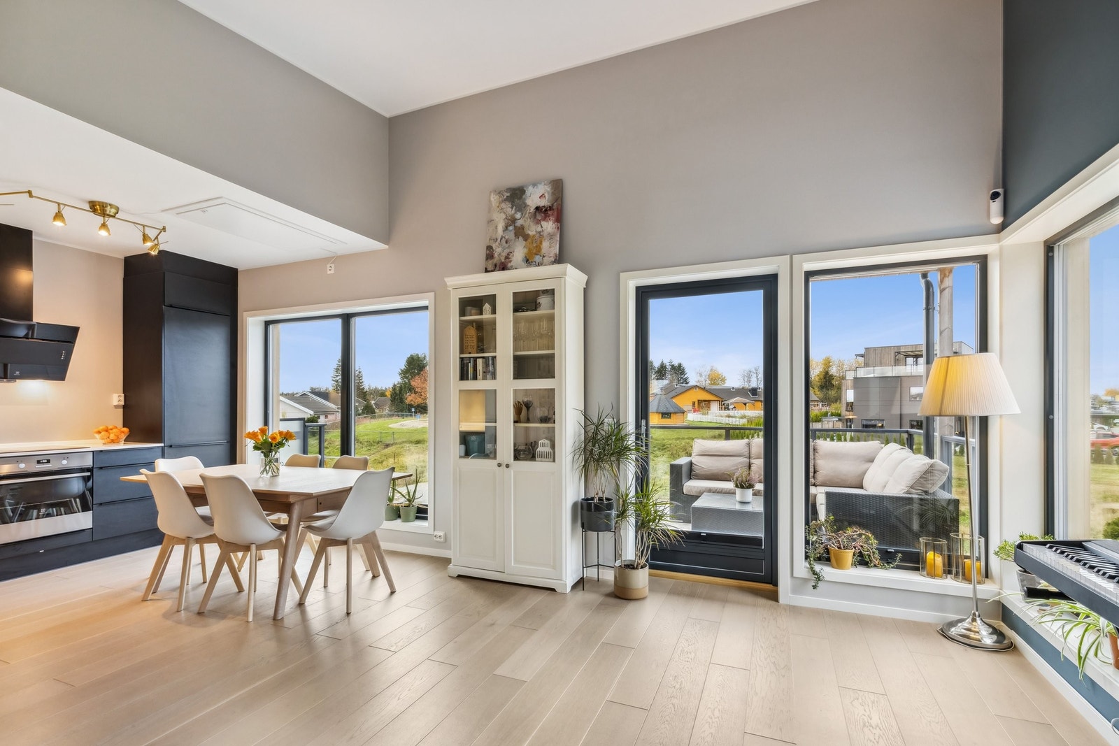 Det er åpen løsning mellom kjøkken og stue, og utgang til solrik sydvestvendt veranda fra stuen. Galleribilde