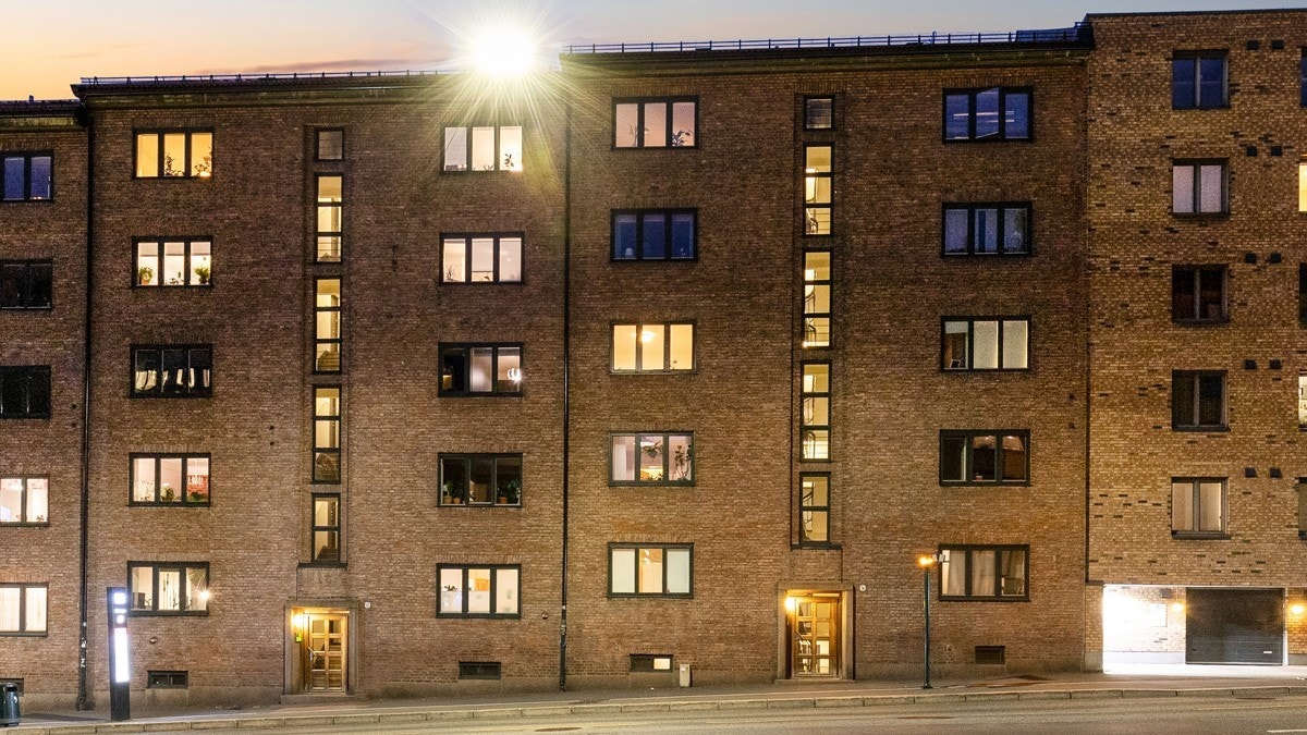 Inngang rett ved bussholdeplass. Leiligheten ligger på toppen i 5.etg Galleribilde
