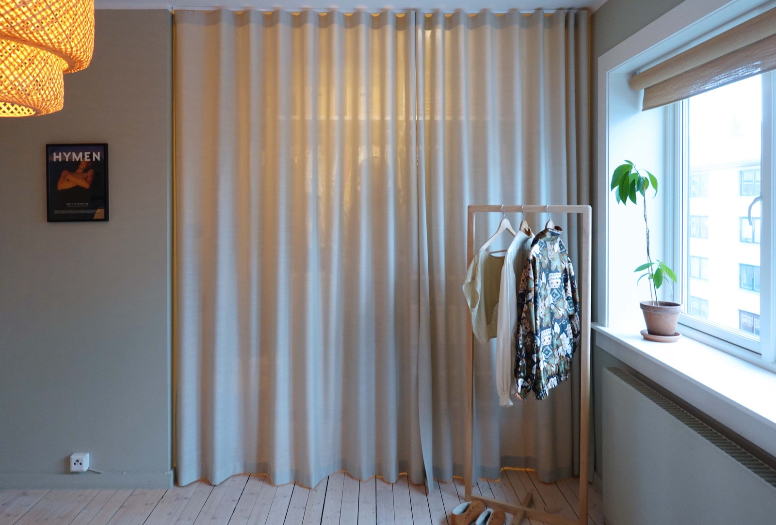 Stort walk-in closet på soverommet med gardiner Galleribilde