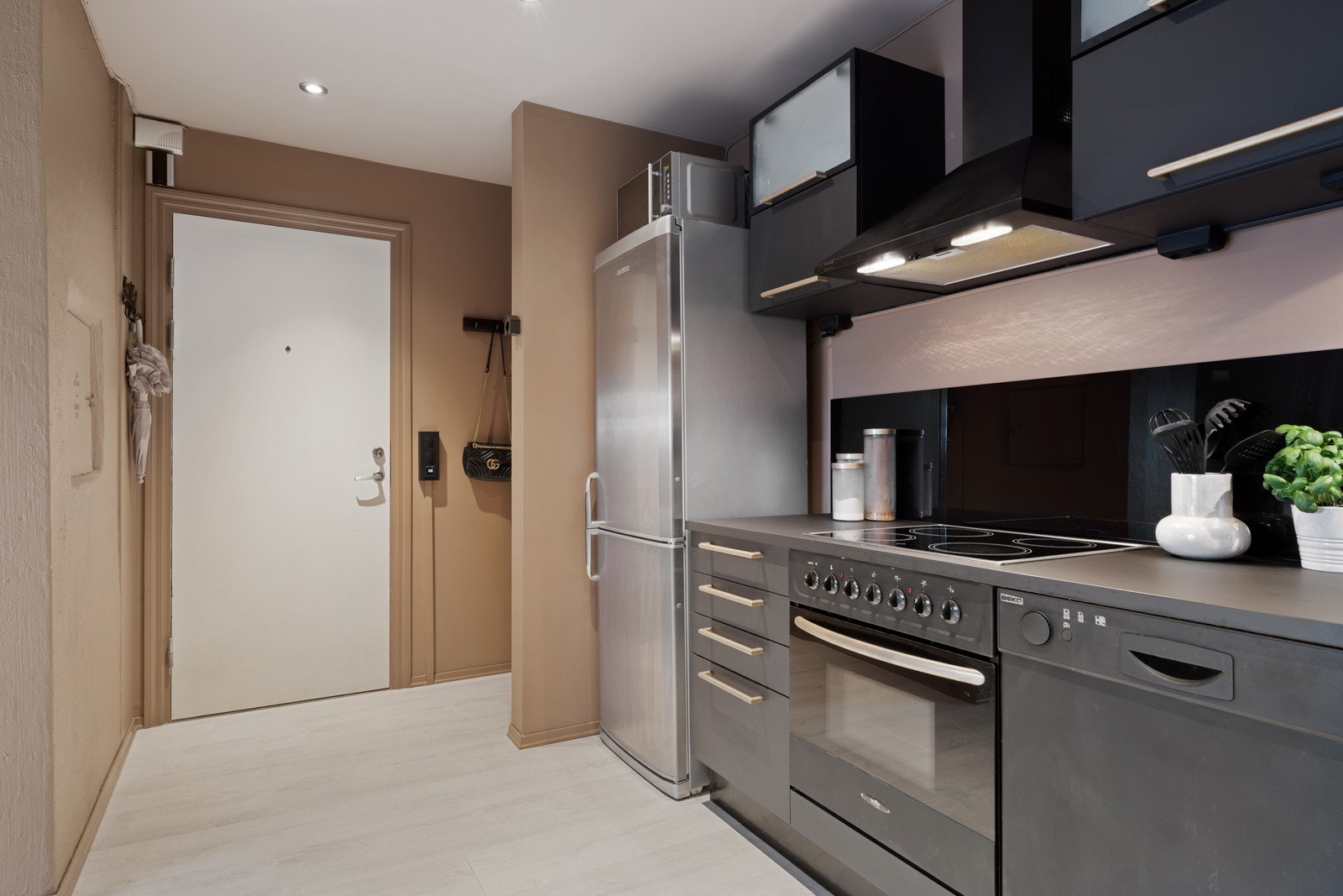 Entréen ligger i tilknytning til kjøkkenet - Her har du ha skoskap med speil. Galleribilde