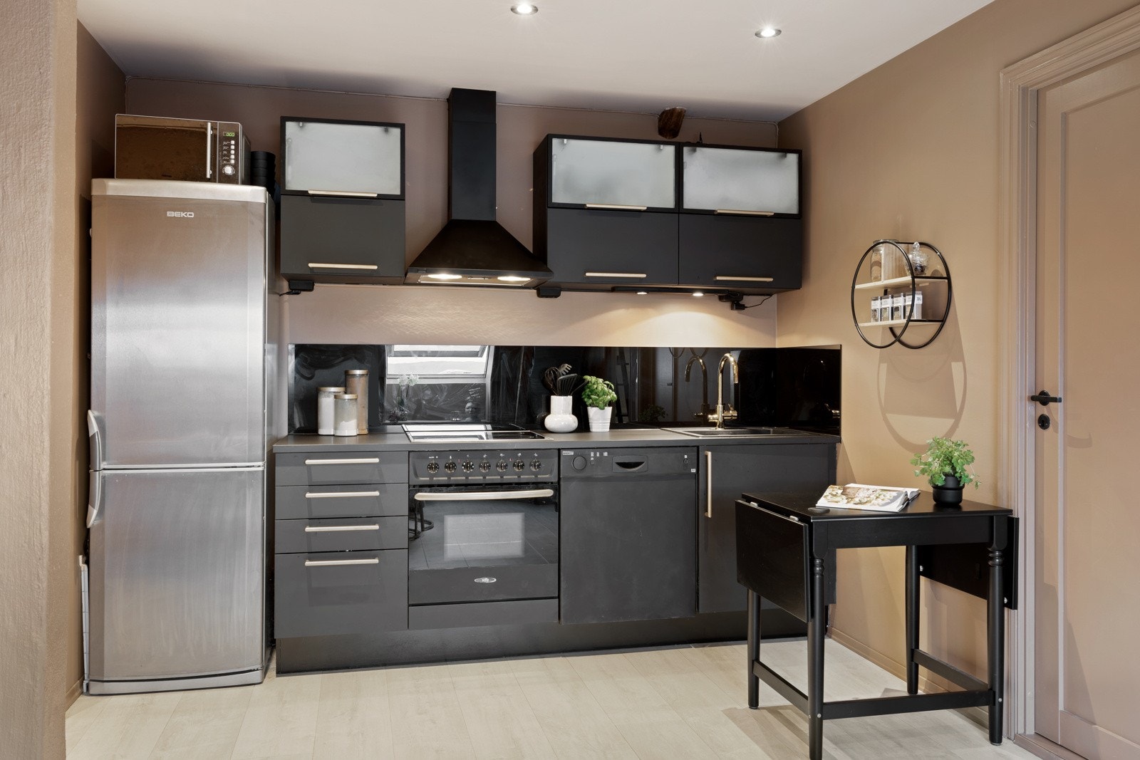 Pent kjøkken med mye skap- og skuffeplass. Galleribilde