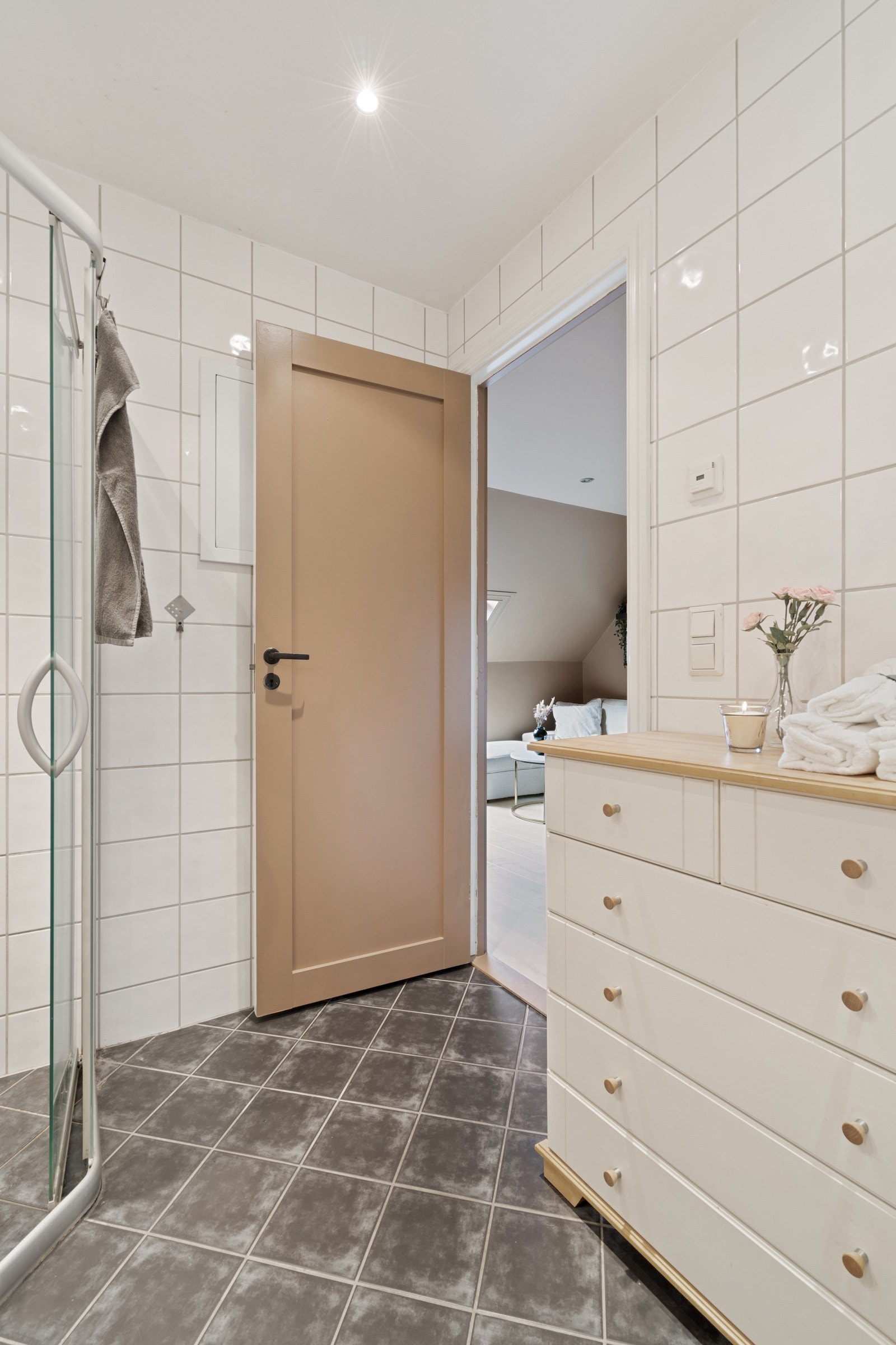 Badet er flislagt og har downlights. Galleribilde