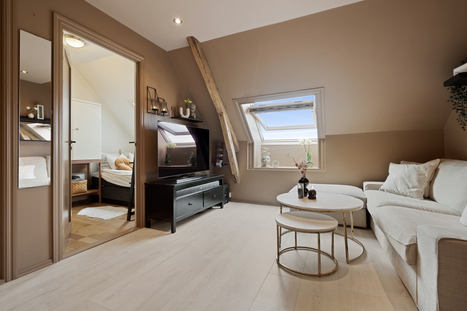 Leiligheten er malt i moderne farger som gjør det enkelt å sette sitt eget preg gjennom pynt og interiør. Galleribilde