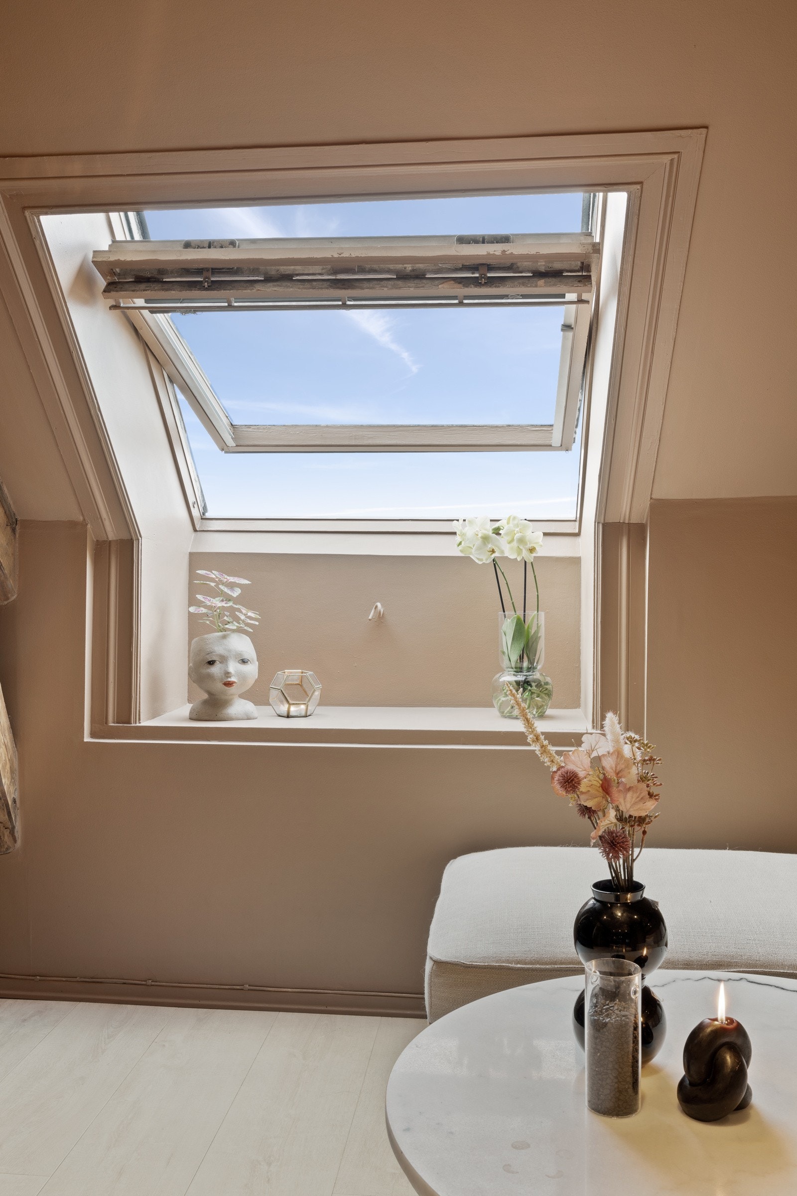 Det store vinduet i stuen slipper inn rikelig med naturlig lysinnslipp. Galleribilde