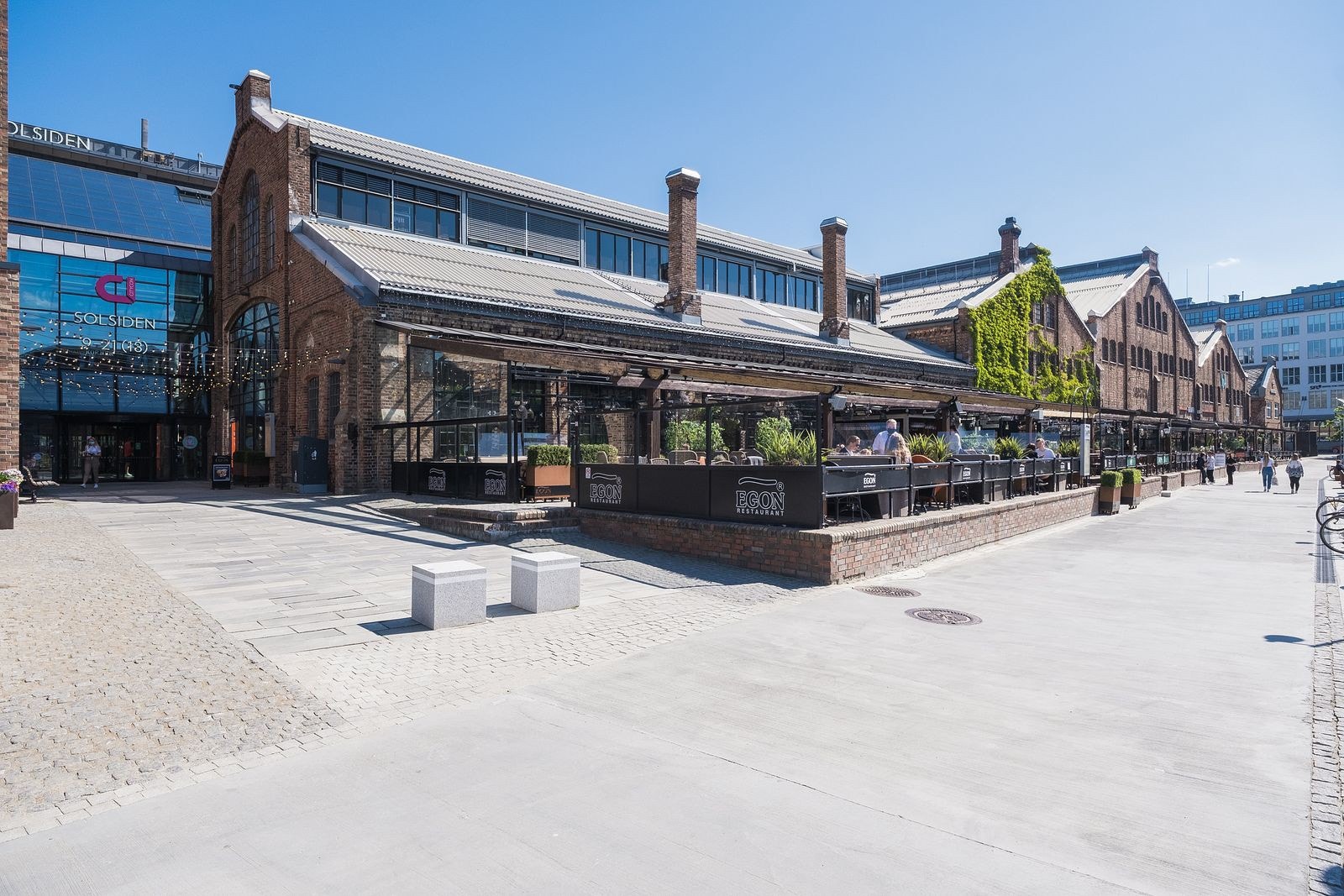 Leiligheten ligger rett ved siden av Solsiden med en rekke restauranter, utesteder, kjøpesenter og andre fasiliteter. Galleribilde