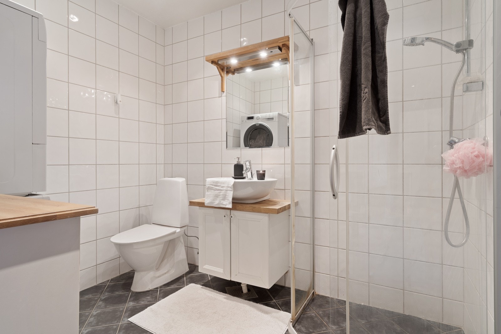 Lyst og pent baderom. Galleribilde