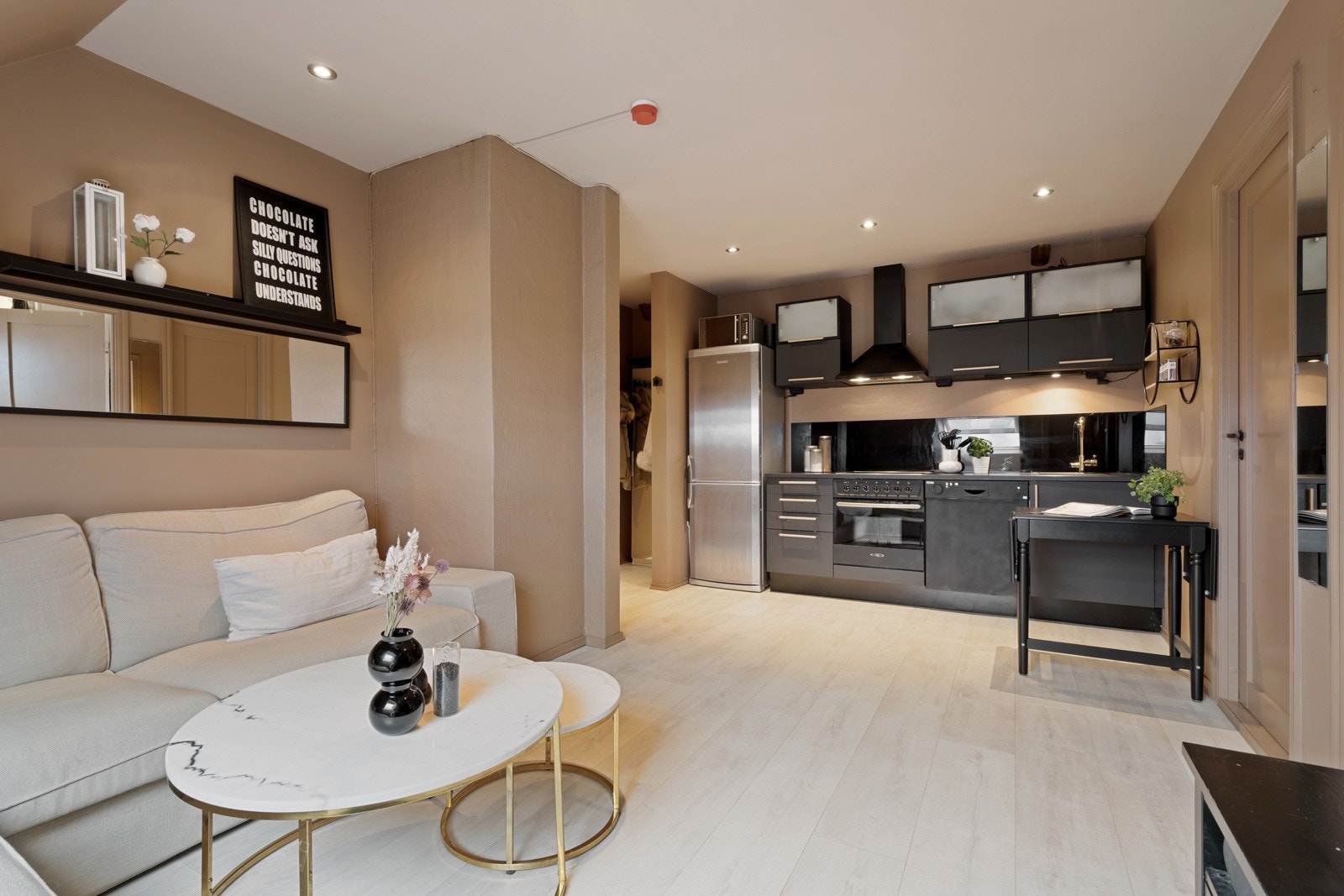 Med listfrie tak og downlights i himlingen fremstår leiligheten som moderne og delikat. Galleribilde