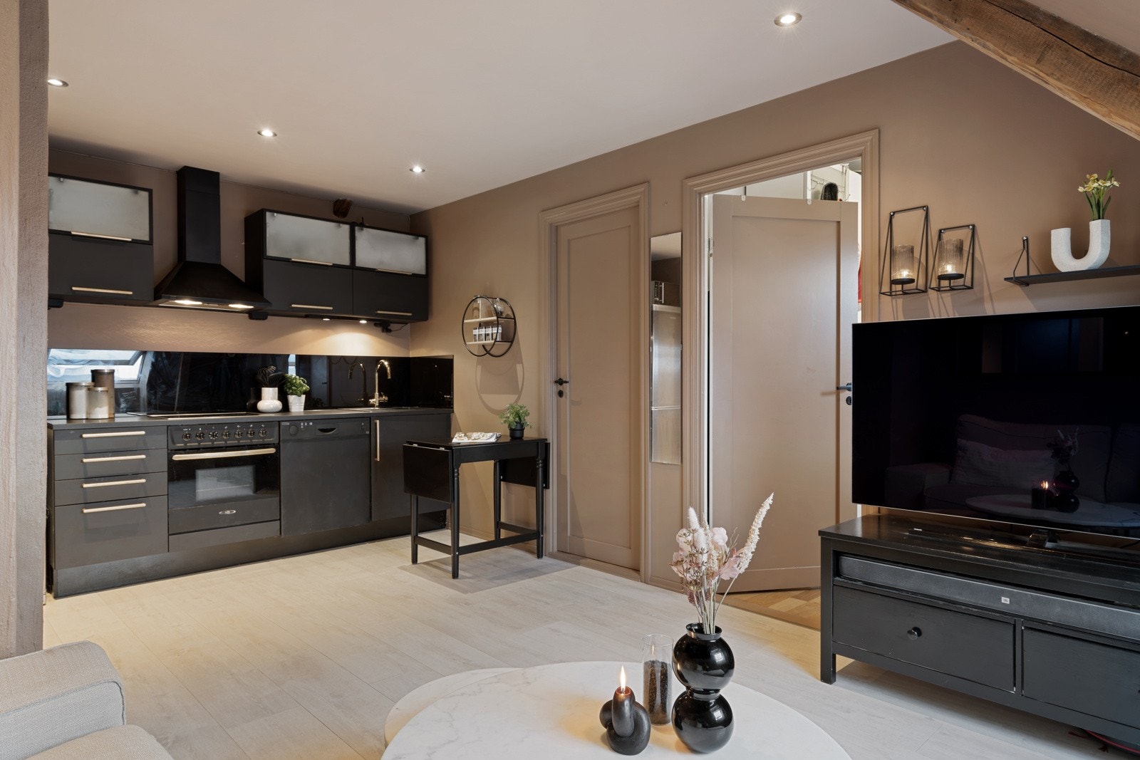 Stue og kjøkken har åpen løsning og måler 20 kvm. Galleribilde