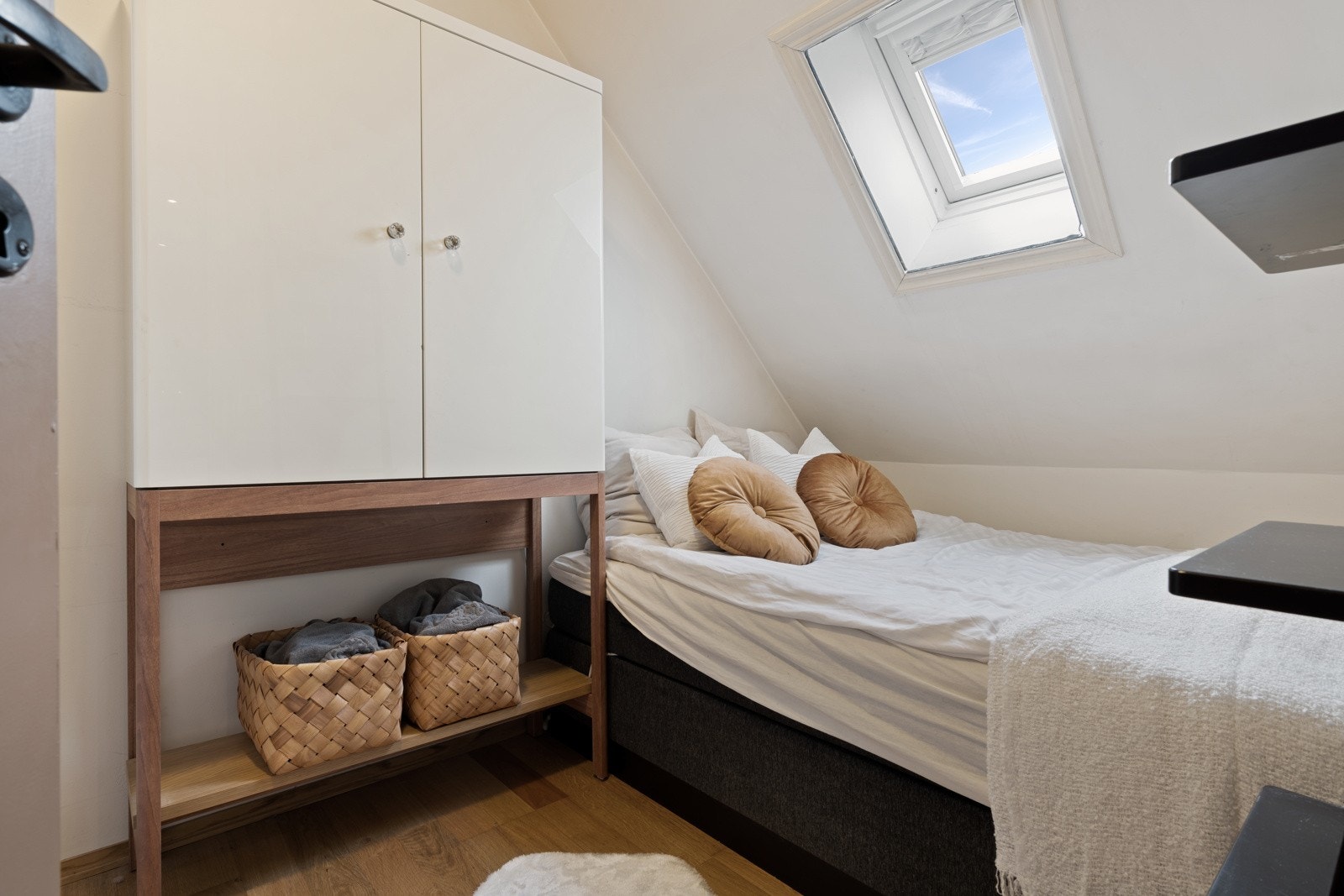 Leiligheten har et rom på 7 kvm gulvareal, som er innredet som soverom. Her har du plass til både seng og tilhørende møblement. Galleribilde