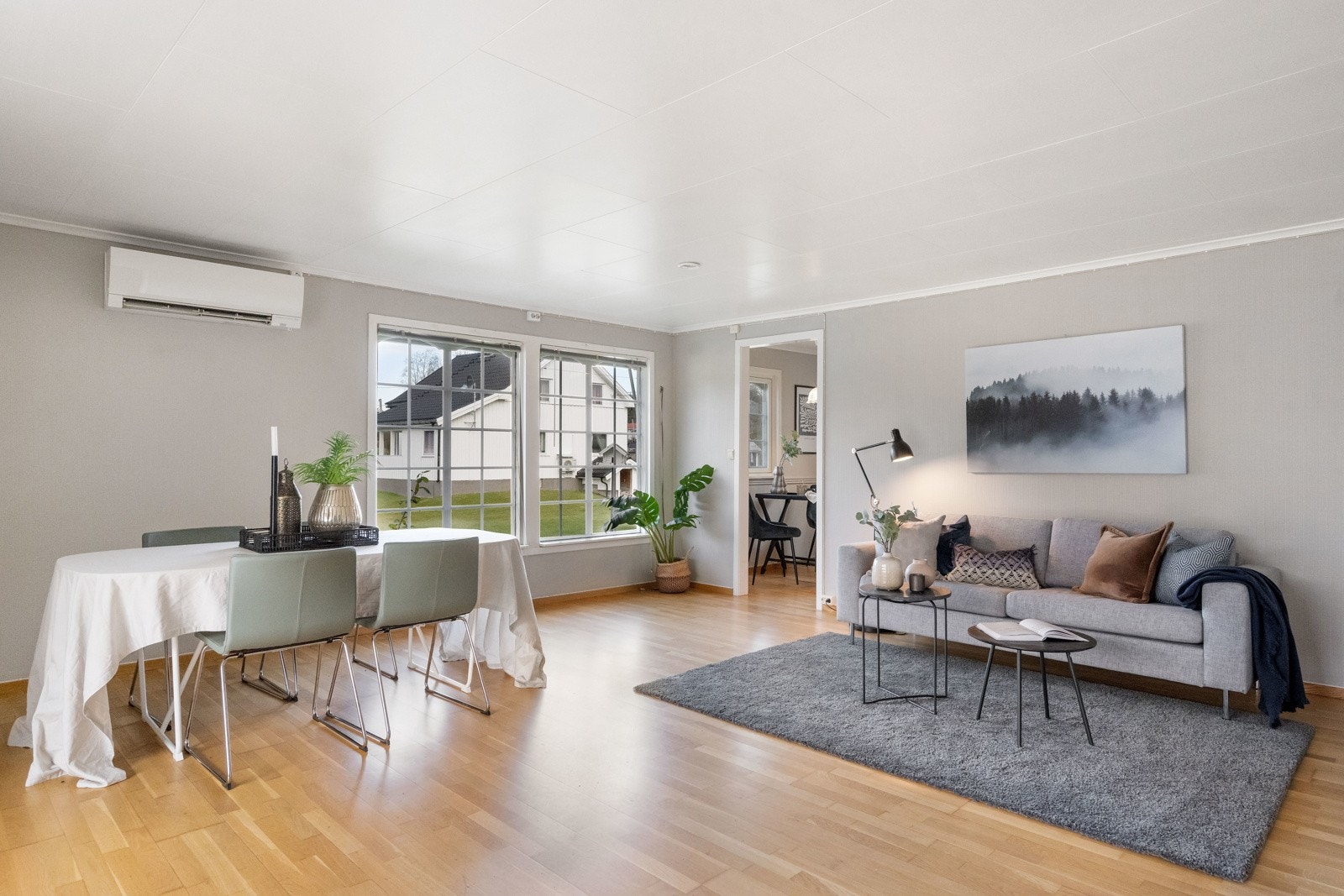 Romslig stue og spisetue. Galleribilde