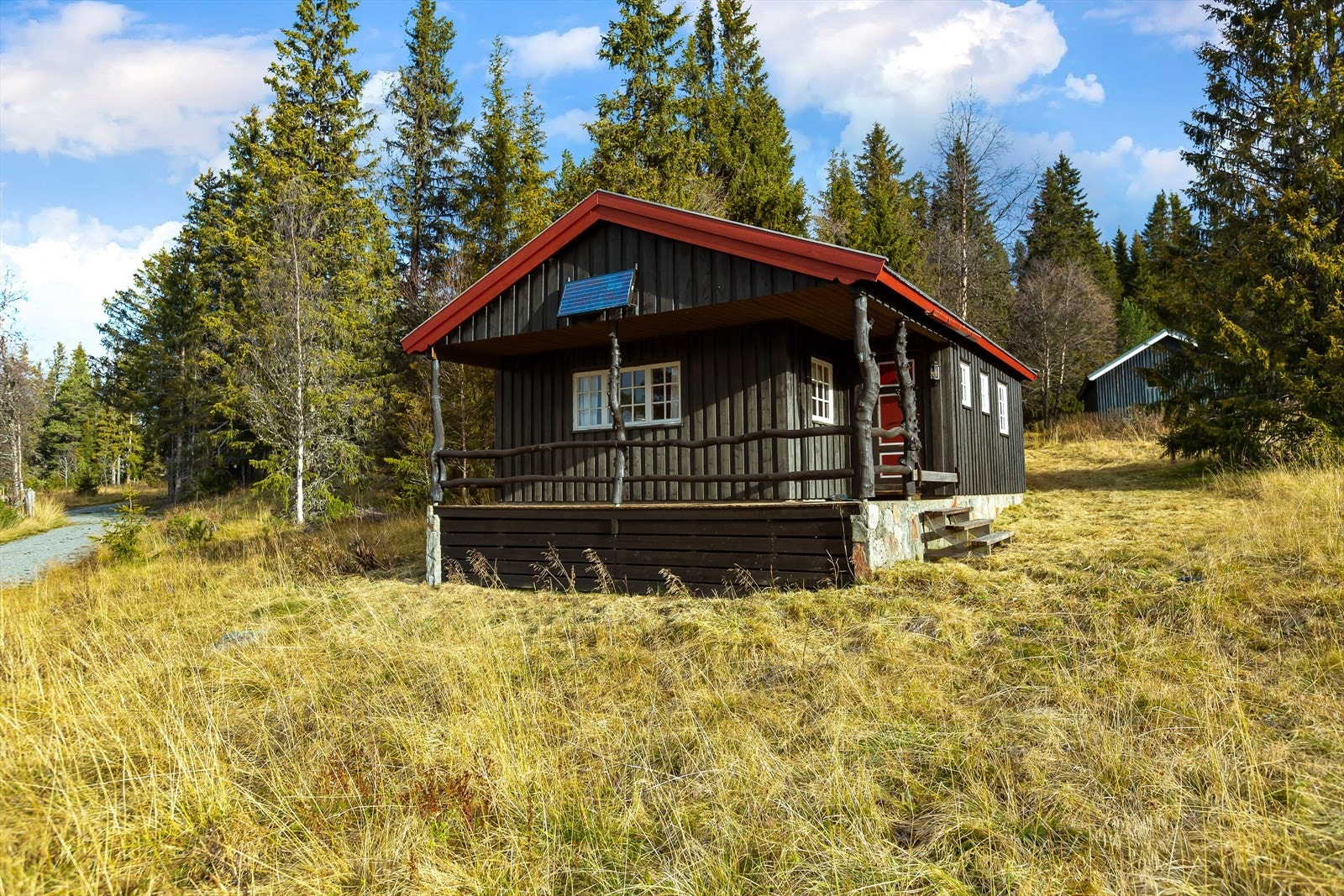 Eiendommen ligger midt i et vakkert turområde som byr på aktiviteter både sommer og vinter. Galleribilde