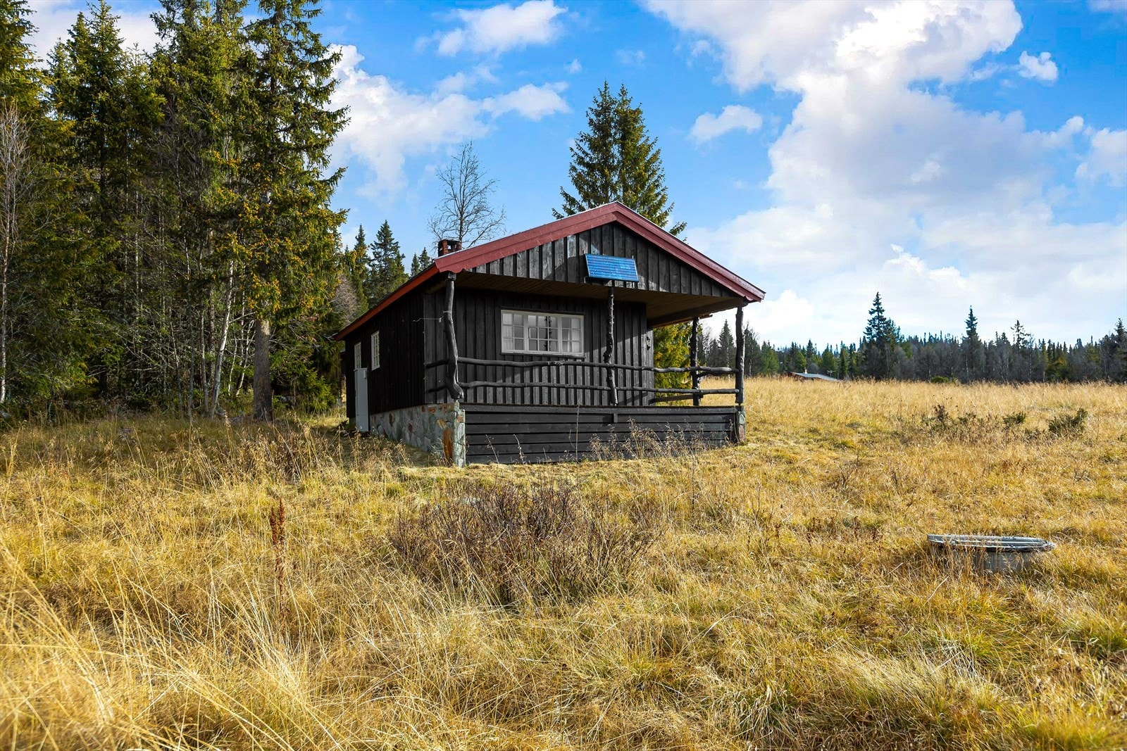 Hytta har gode solforhold og fin utsikt. Galleribilde