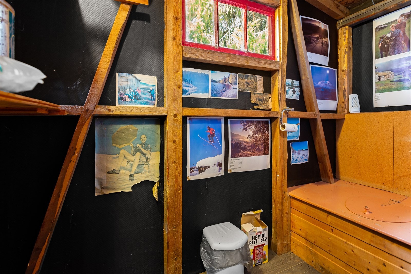 Utedo i uthuset. Galleribilde