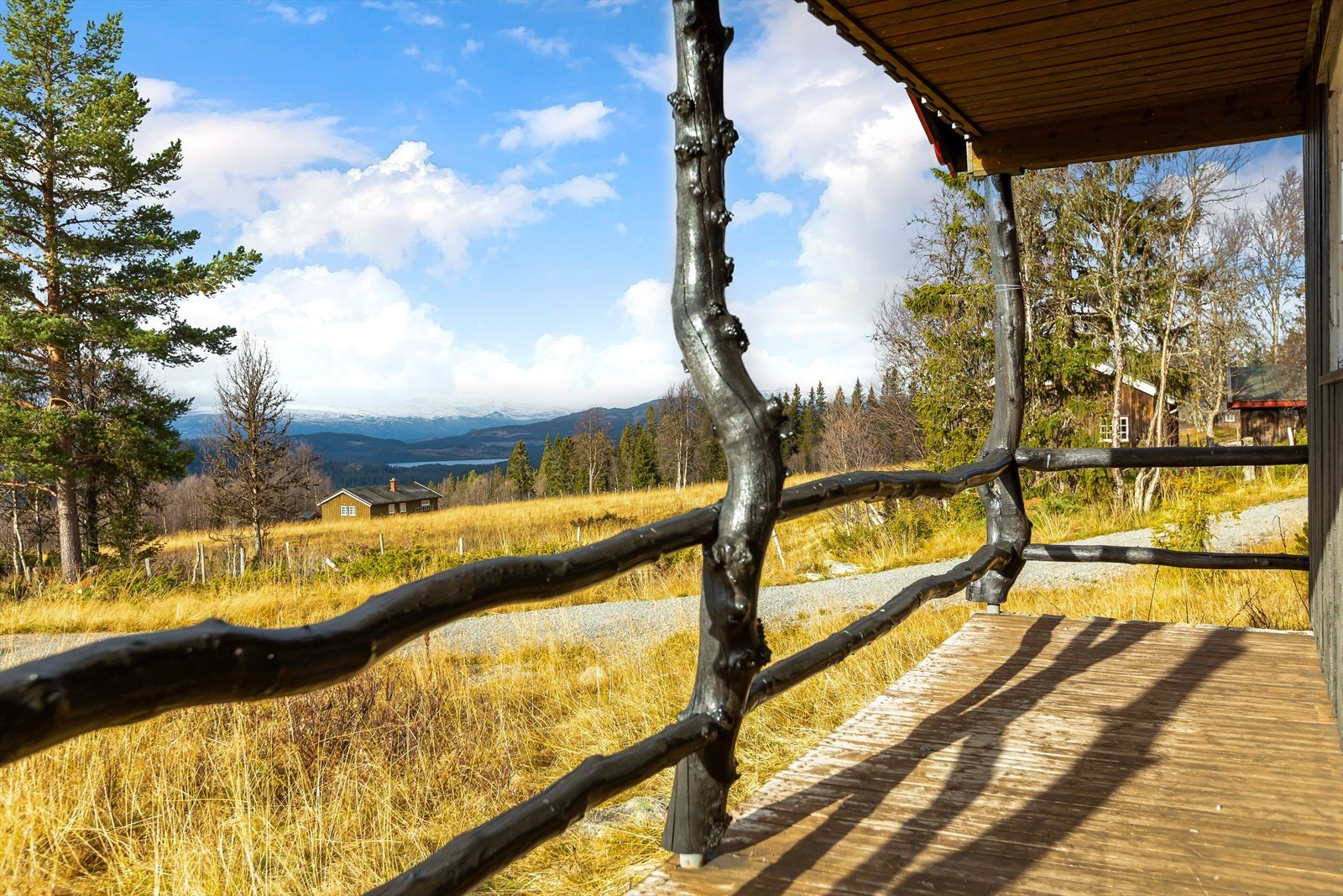 Fra den overbygde terrassen er det fin utsikt. Galleribilde