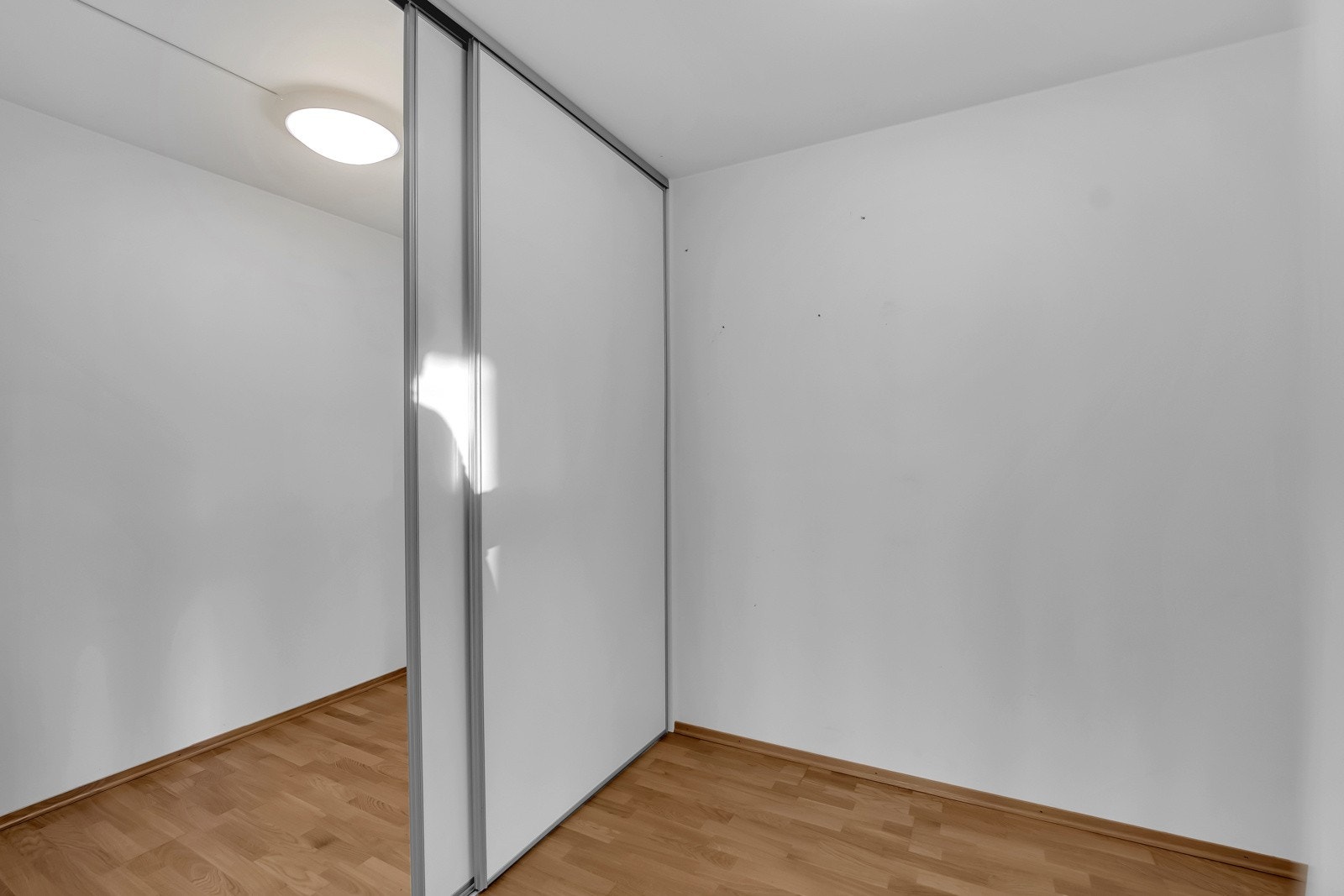 Soverom nr. 3 er nå delt av i 2 mindre rom med en lettvegg som enkelt kan fjernes. Denne delen er da uten vindu og har et skyvedørsgarderobe og har blitt benyttet som et garderoberom. Galleribilde