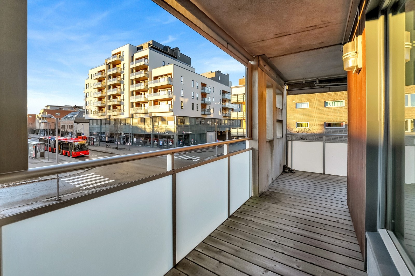 Og utenfor deler av stuen på den andre siden. Galleribilde