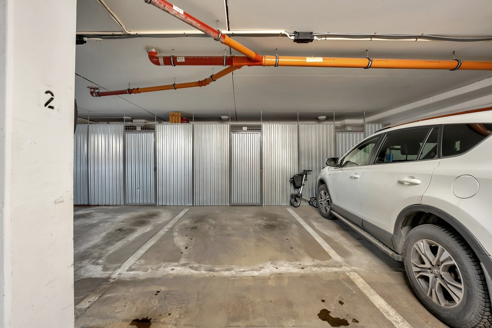 Det følger med egen biloppstillingsplass i en felles garasjekjeller, og i bakkant av garasjeplassen har leiligheten en disponibel kjellerbod på ca. 5 kvm. Galleribilde