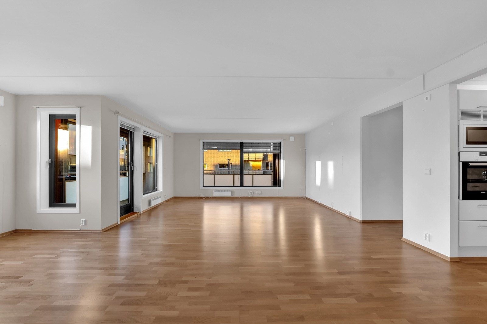 Stuen har parkett på gulv og veggflatene er malt lyse farger. Galleribilde
